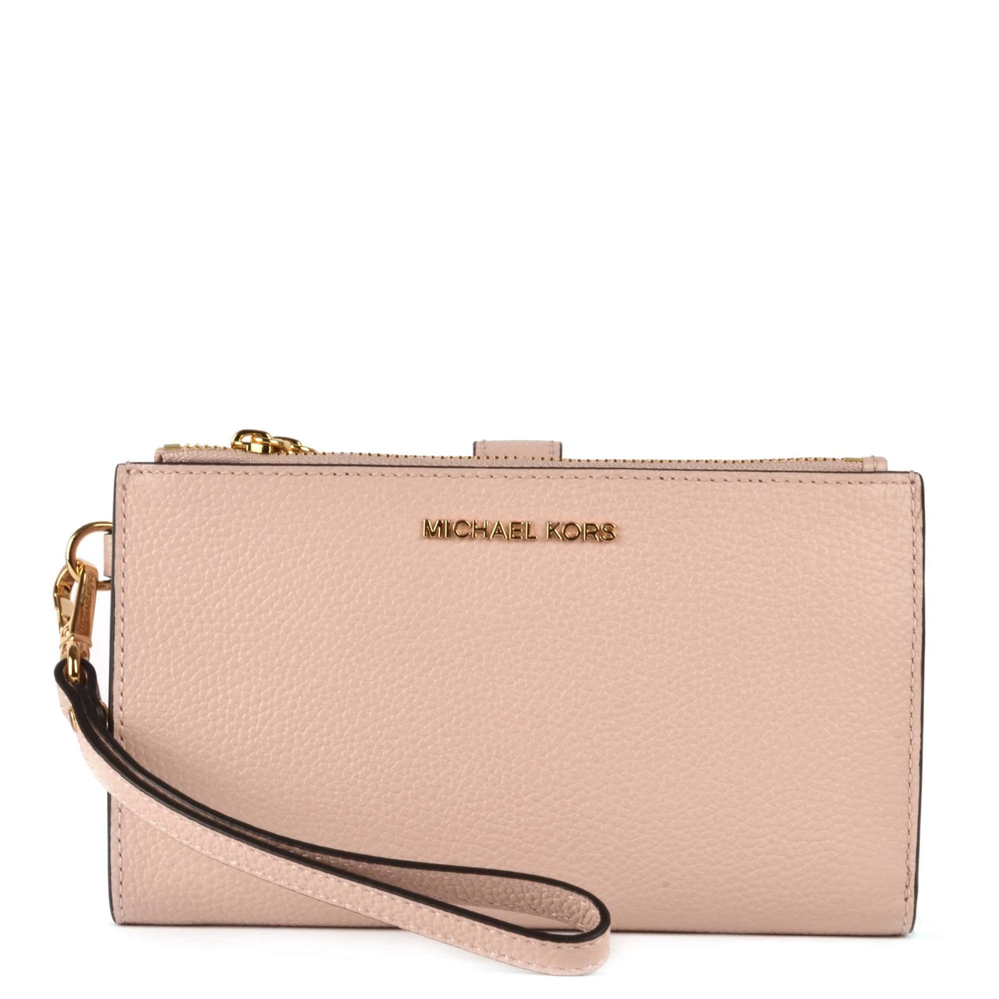 麥可·寇斯 桌布 壁紙 — 一個粉紅色紋理皮革 Michael Kors 手腕包，配有金色金屬配件和拉鍊，背景為白色。