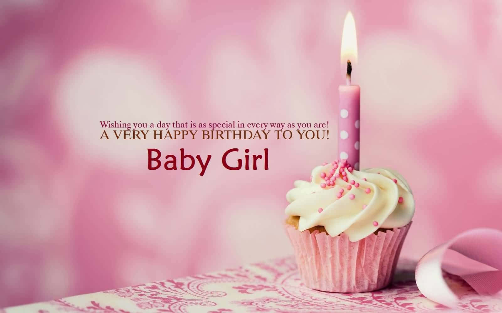 Baby Girl 桌布 壁紙 — 一個粉紅色紙杯蛋糕，上面有燃燒的蠟燭和糖粒，放在有圖案的表面上，背景是柔和的粉紅色心形，並有生日文字。