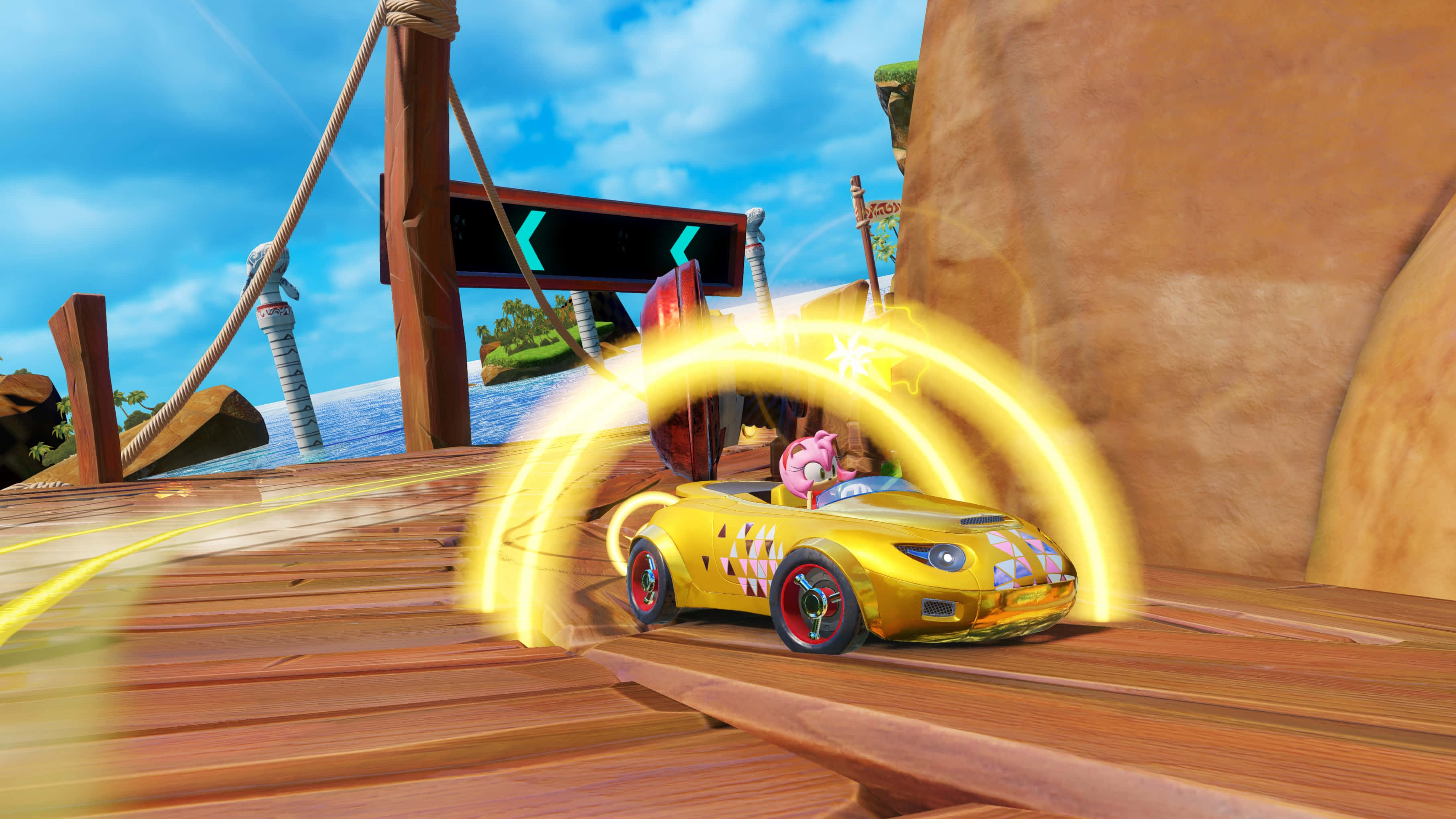 Sonic Battle Racers 桌布 壁紙 — 一個粉紅色角色在充滿活力的卡通遊戲場景中，駕駛著一輛發光的黃色賽車在木橋上行駛。
