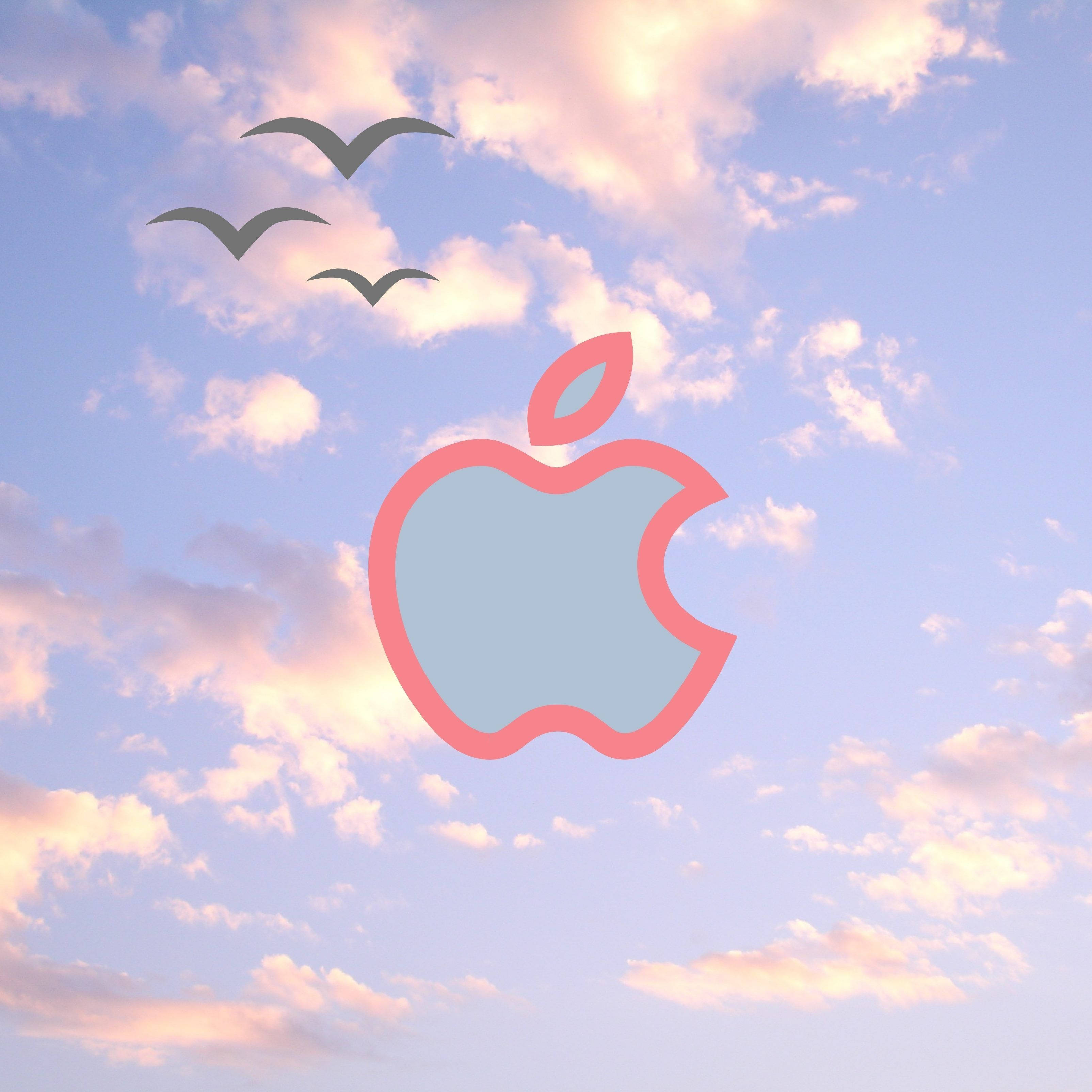 蘋果標誌 桌布 壁紙 — 一個粉紅色輪廓的Apple標誌漂浮在粉彩色的天空上，有三隻鳥在日落時飛過。