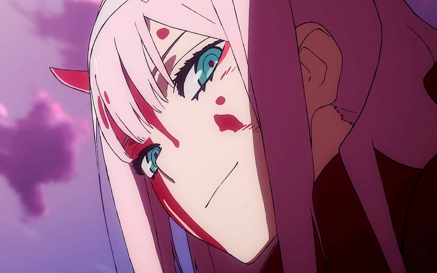 DARLING in the FRANXX 桌布 壁紙 — 一個粉紅色頭髮、帶有紅色標記的動漫女孩特寫，在紫色天空下低頭露出憂鬱的表情。