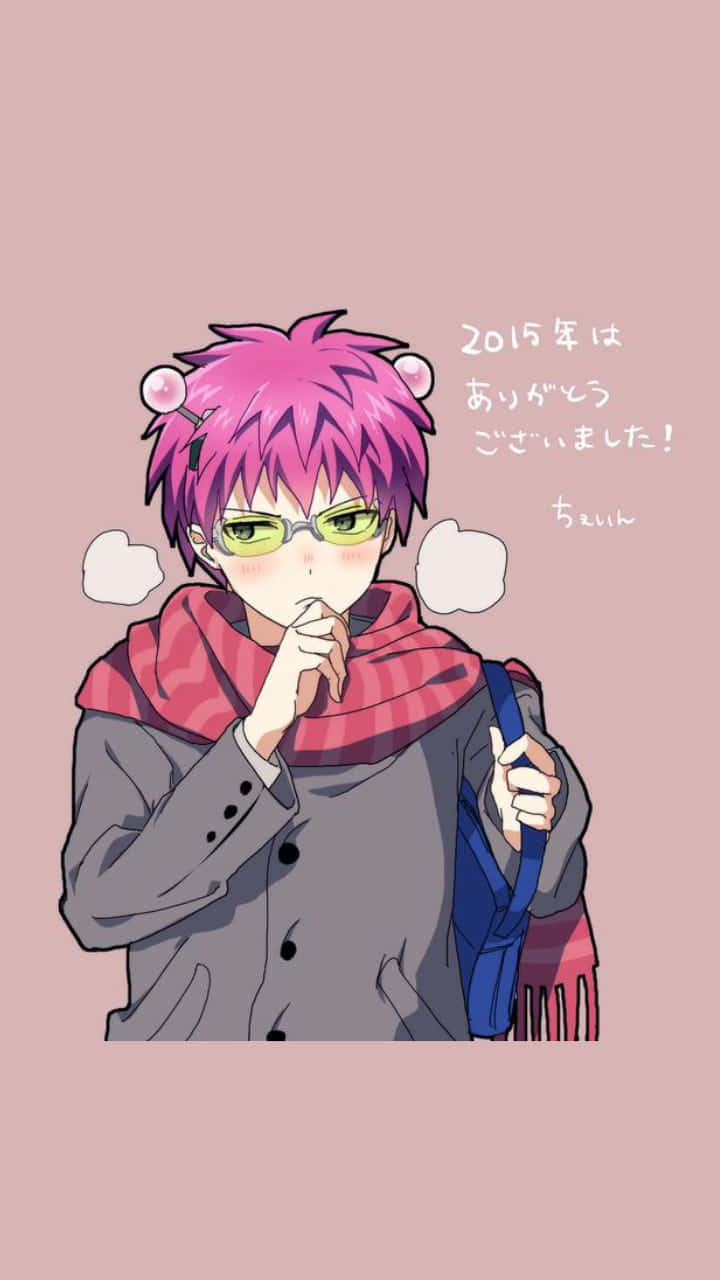 桌布 壁紙 — 一個粉紅色頭髮、戴眼鏡和圍巾的動漫男孩，在柔和的粉紅色背景前拿著一個袋子思考。