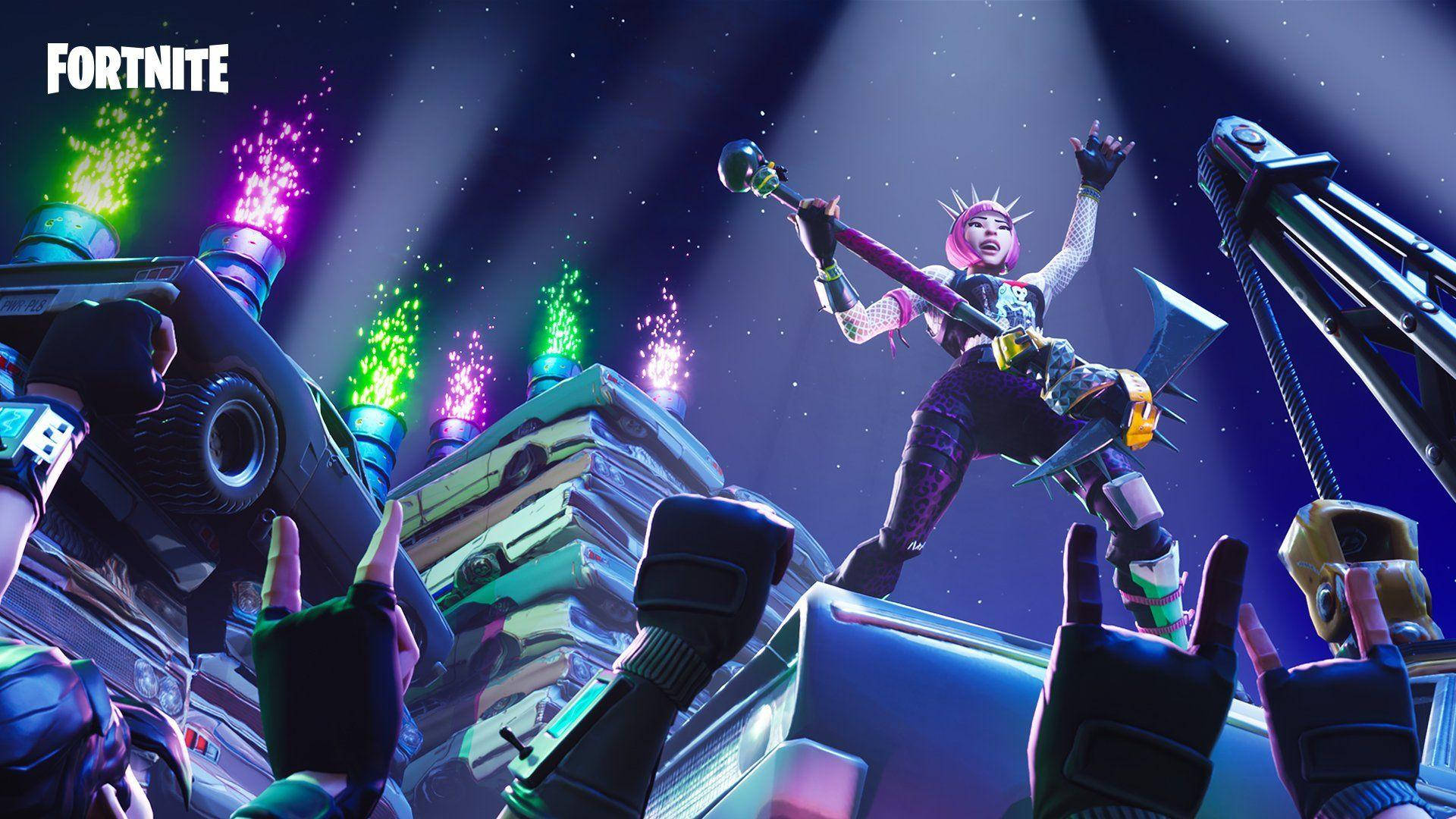 Og 桌布 壁紙 — 一個粉紅色頭髮、戴著尖刺皇冠的Fortnite角色站在一堆汽車上，背景是星空、五彩繽紛的煙火和閃爍的聚光燈。