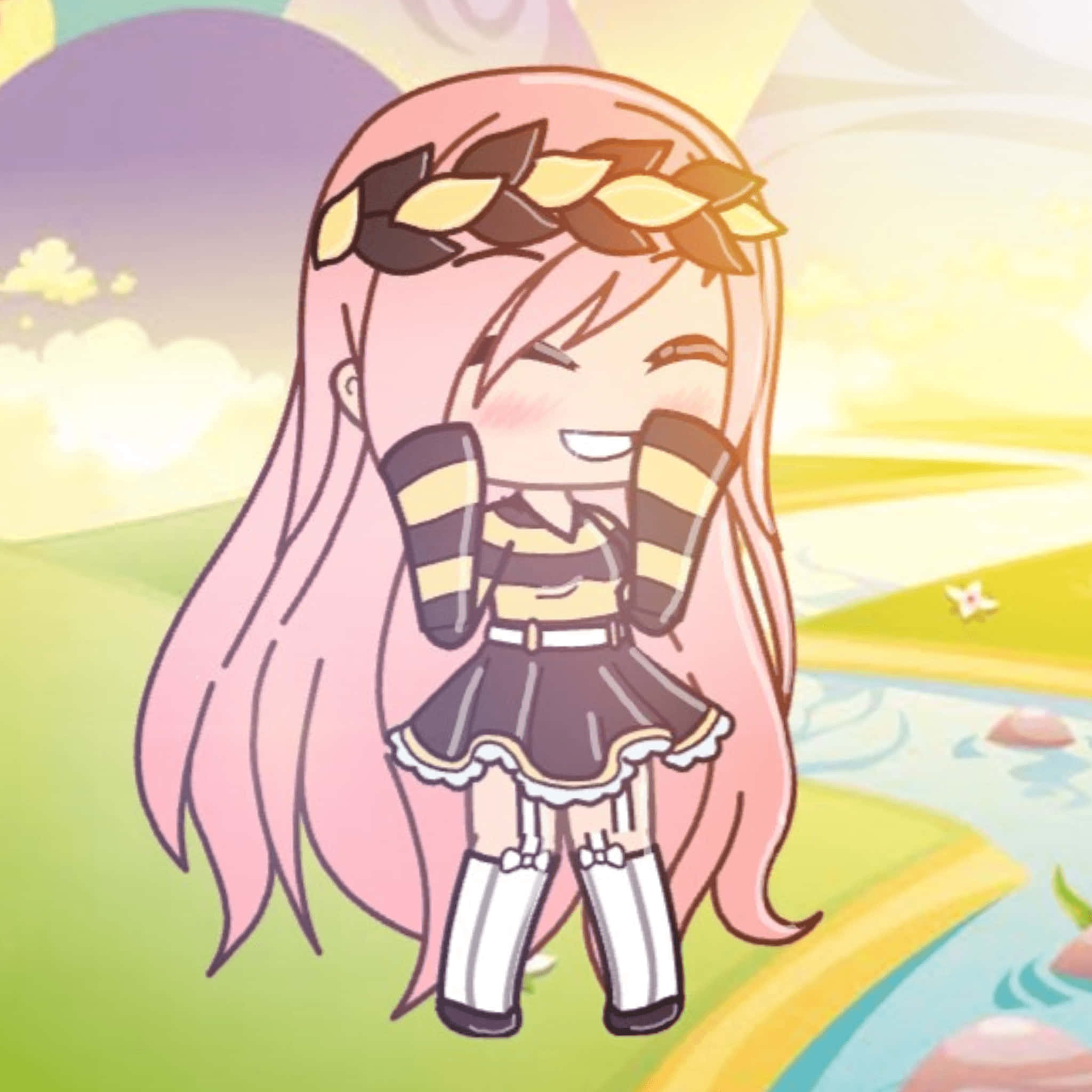 Gacha 桌布 壁紙 — 一個粉紅色頭髮、戴著樹葉皇冠的開朗動漫女孩，在明亮的柔和色調風景中歡快地笑著。