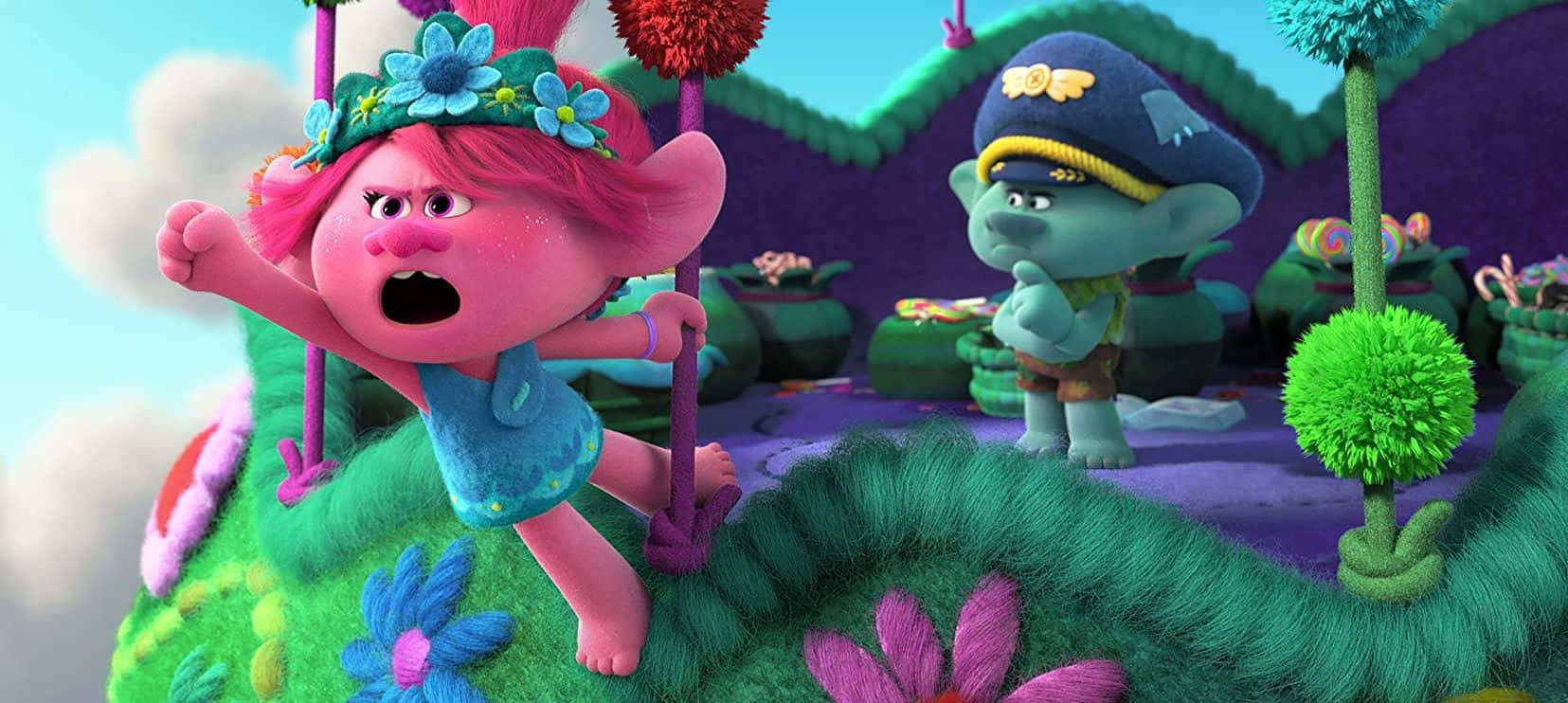 Trolls World Tour 桌布 壁紙 — 一個粉紅色頭髮、戴著花冠的巨魔在充滿活力的糖果色幻想景觀中，快樂地在紫色桿子上盪來盪去。