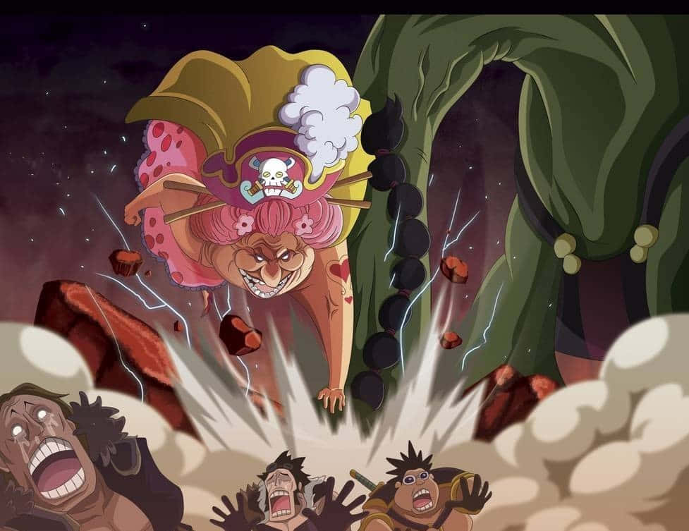 Big Mom 桌布 壁紙 — 一個粉紅色頭髮、戴著骷髏帽的巨型海盜撞破洞穴天花板，岩石四處飛散，下方驚恐的男人們震驚地尖叫。