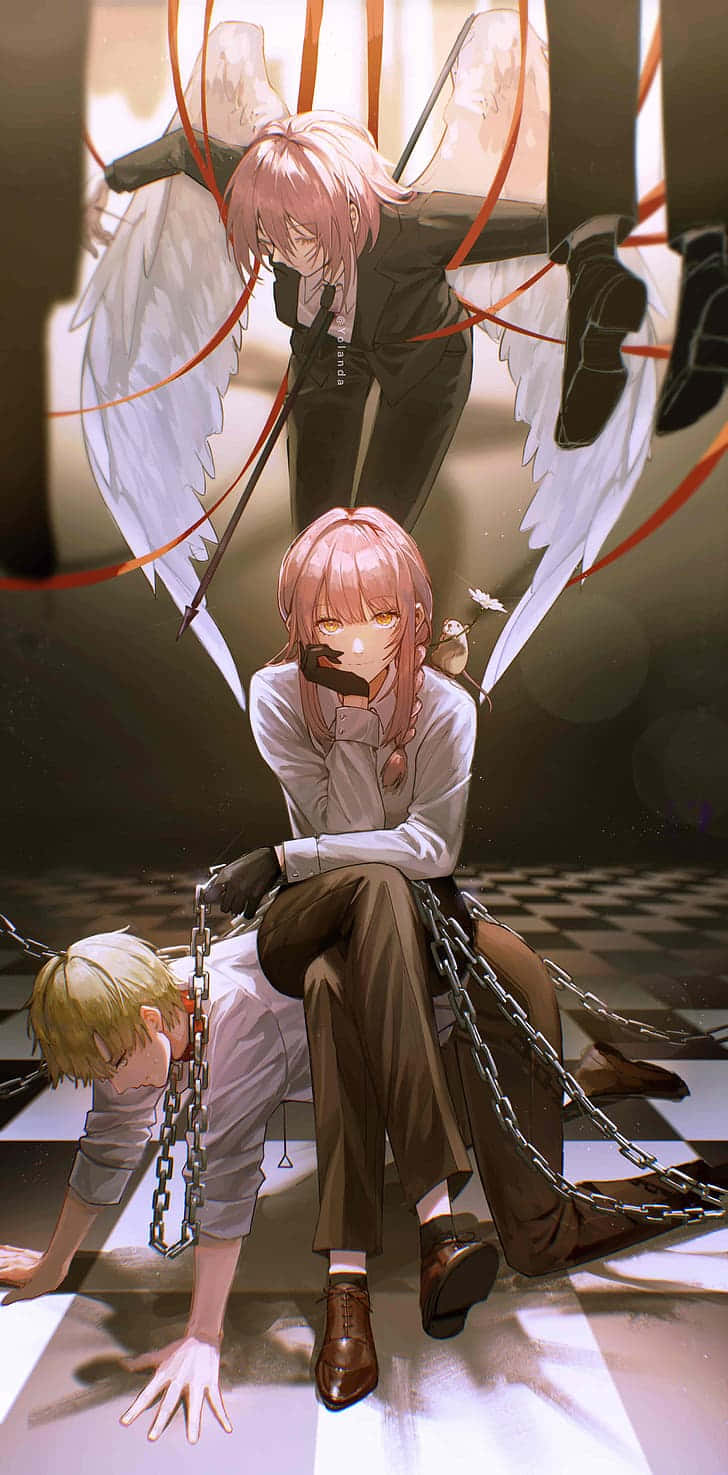 Makima Chainsaw Man 桌布 壁紙 — 一個粉紅色頭髮、擁有天使翅膀的動漫女孩，在棋盤格地板上的被鎖鏈束縛的男孩上方盤旋，場景充滿戲劇性。