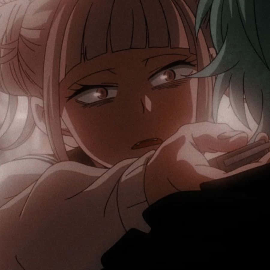 Toga 桌布 壁紙 — 一個粉紅色頭髮、眼神銳利的動漫少女特寫，她向上看，表情緊張，一隻手托著她的下巴。