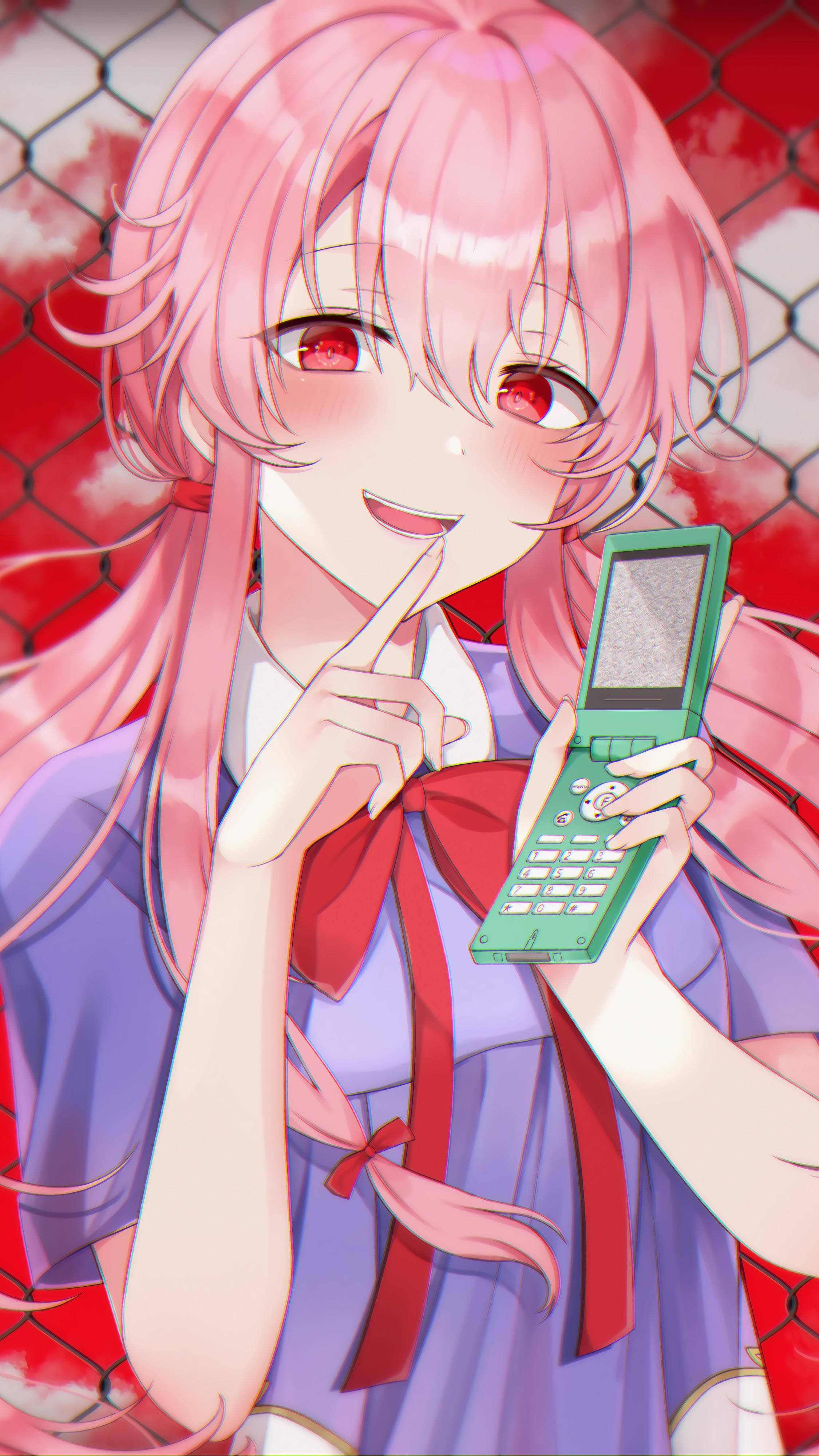 Yuno 桌布 壁紙 — 一個粉紅色頭髮、紅色眼睛的開朗動漫女孩，在紅色鐵絲網背景前微笑著拿著一部綠色摺疊手機。
