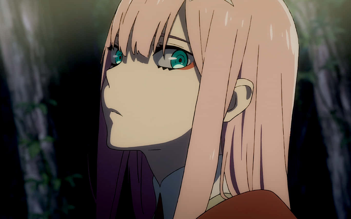 DARLING in the FRANXX 桌布 壁紙 — 一個粉紅色頭髮、青綠色眼睛的動漫女孩在昏暗的森林中若有所思地凝視的特寫。