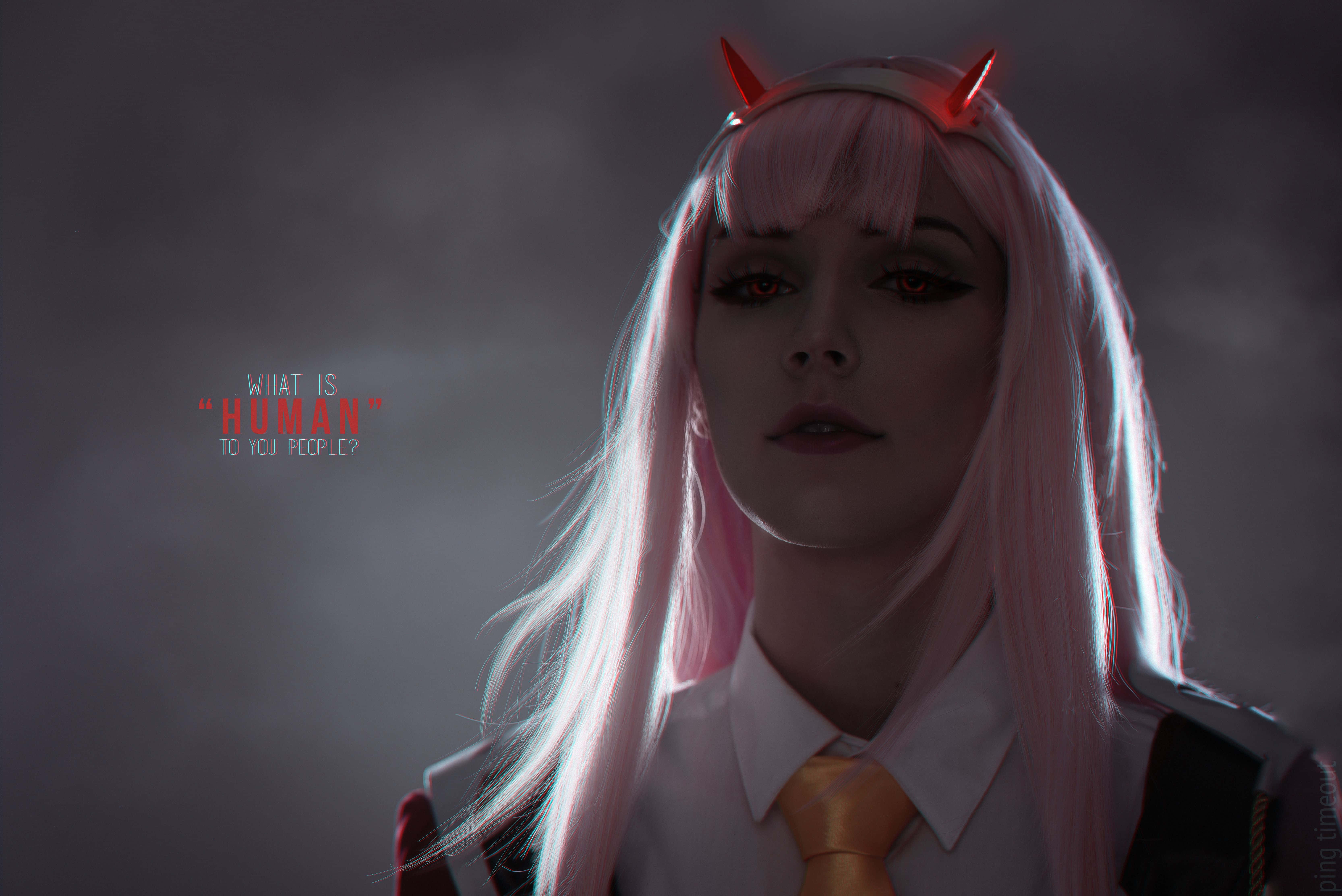 Devil Horns 桌布 壁紙 — 一個粉紅色頭髮和紅色惡魔角的人穿著校服，背景是黑暗煙霧，文字問'對你們來說，人類是什麼？'