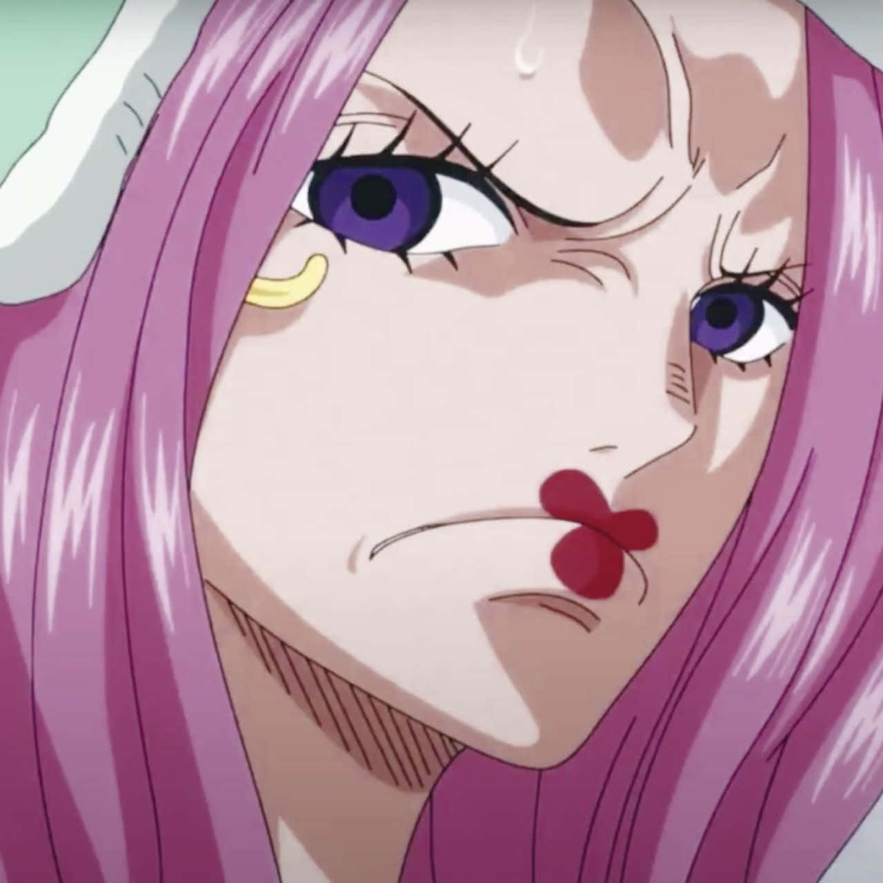 Jewelry Bonney 桌布 壁紙 — 一個粉紅色頭髮和紫色眼睛的動漫角色特寫，臉上帶著堅定的表情，有一滴眼淚和一個紅色印記。