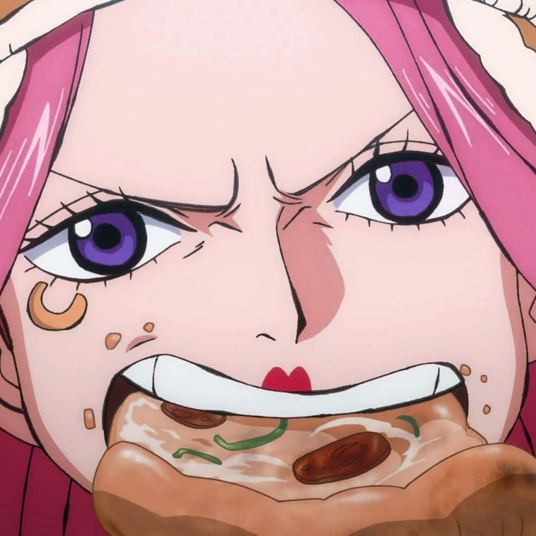 Jewelry Bonney 桌布 壁紙 — 一個粉紅色頭髮和紫色眼睛的動漫角色特寫，猛烈地咬著一塊有醬汁和配料的披薩。