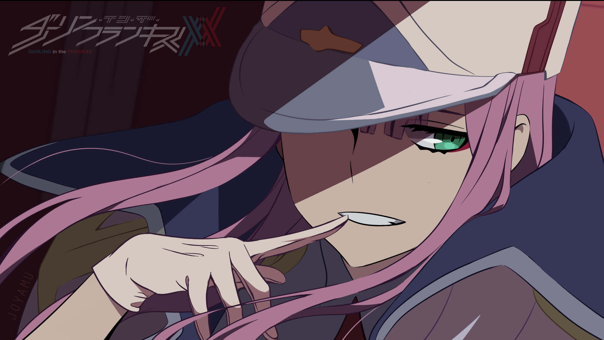 DARLING in the FRANXX 桌布 壁紙 — 一個粉紅色頭髮和綠色眼睛的動漫角色特寫，戴著帽子和深色外套，手指放在嘴唇上，做出神秘的姿勢。