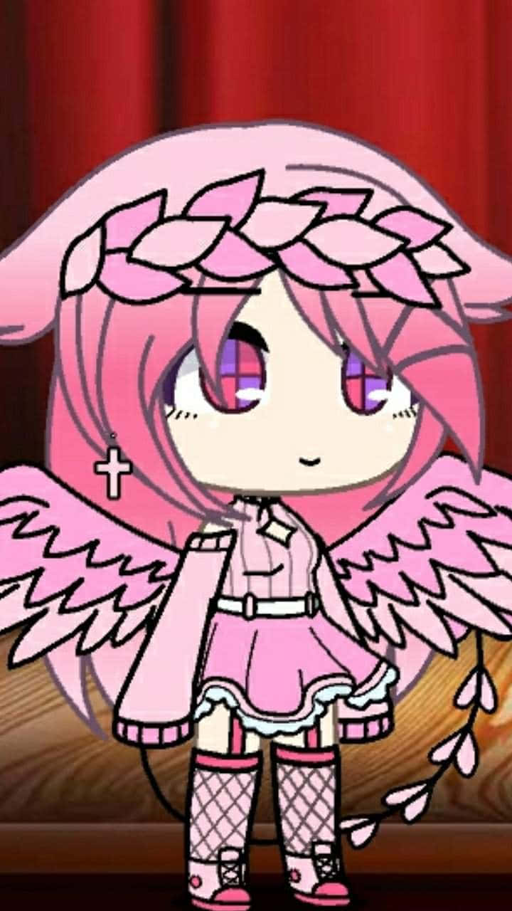 Gacha 桌布 壁紙 — 一個粉紅色頭髮和翅膀的Q版動漫女孩，穿著粉紅色服裝站在紅色窗簾前。