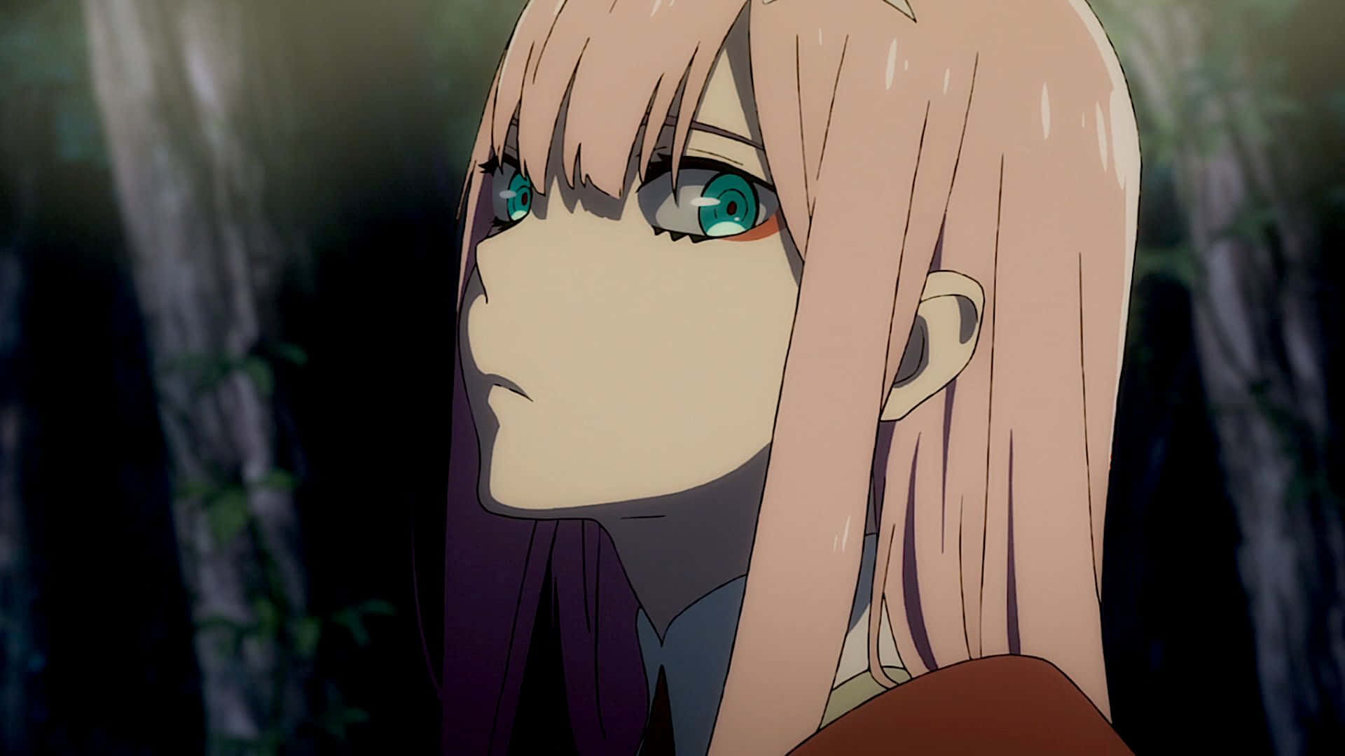 DARLING in the FRANXX 桌布 壁紙 — 一個粉紅色頭髮和藍綠色眼睛的動漫女孩特寫，在昏暗的森林中若有所思地凝視。