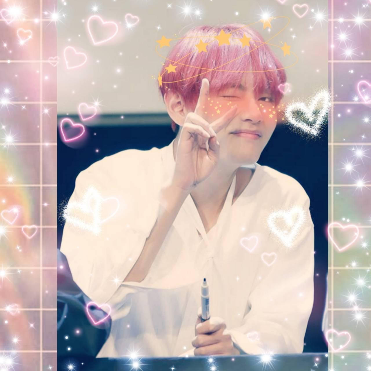 Taehyung Cute 桌布 壁紙 — 一個粉紅色頭髮的人眨眼同時做出和平手勢，被發光的心形和星星包圍。
