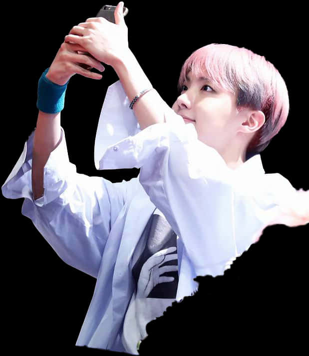 BTS 桌布 壁紙 — 一個粉紅色頭髮的人穿著白色襯衫，在黑色背景和明亮燈光下自拍。