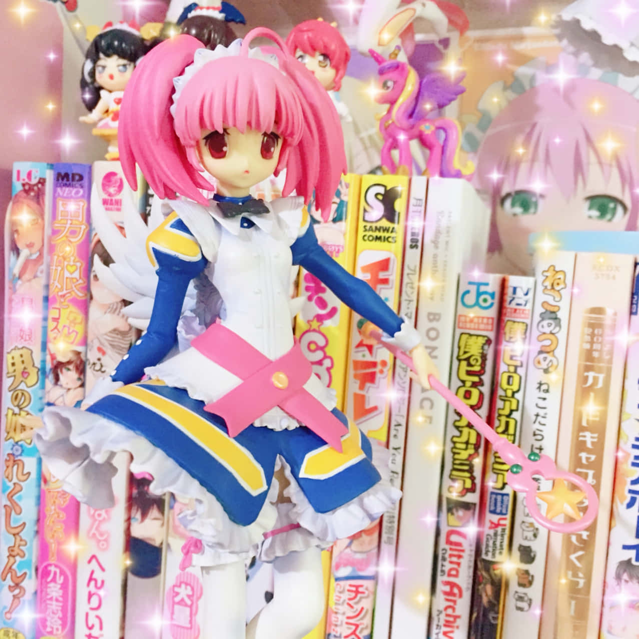 animecore 桌布 壁紙 — 一個粉紅色頭髮的動漫人偶穿著藍白女僕裝，自豪地站在色彩繽紛的漫畫書中，帶有閃閃發光的閃粉效果。