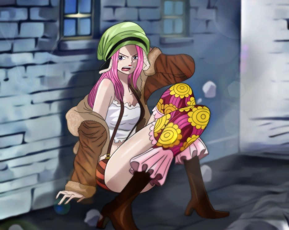 Jewelry Bonney 桌布 壁紙 — 一個粉紅色頭髮的動漫女孩，戴著綠色帽子和花裙，夜晚蹲在石牆旁。