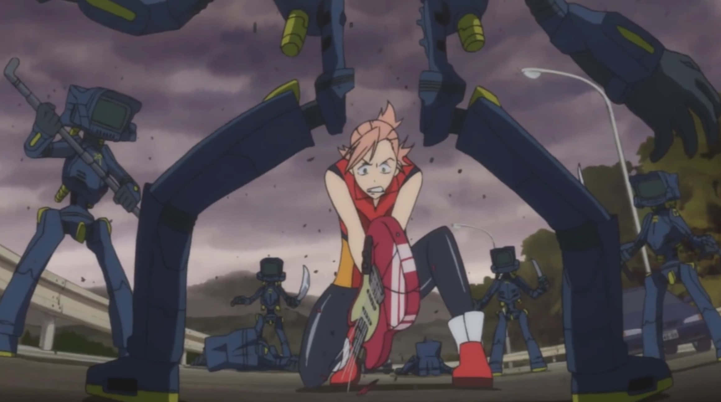 Flcl Alternative 桌布 壁紙 — 一個粉紅色頭髮的動漫女孩挑釁地蹲下，揮舞著電鋸，而高聳的藍色機器人在廢墟般的城市街道上籠罩著她。