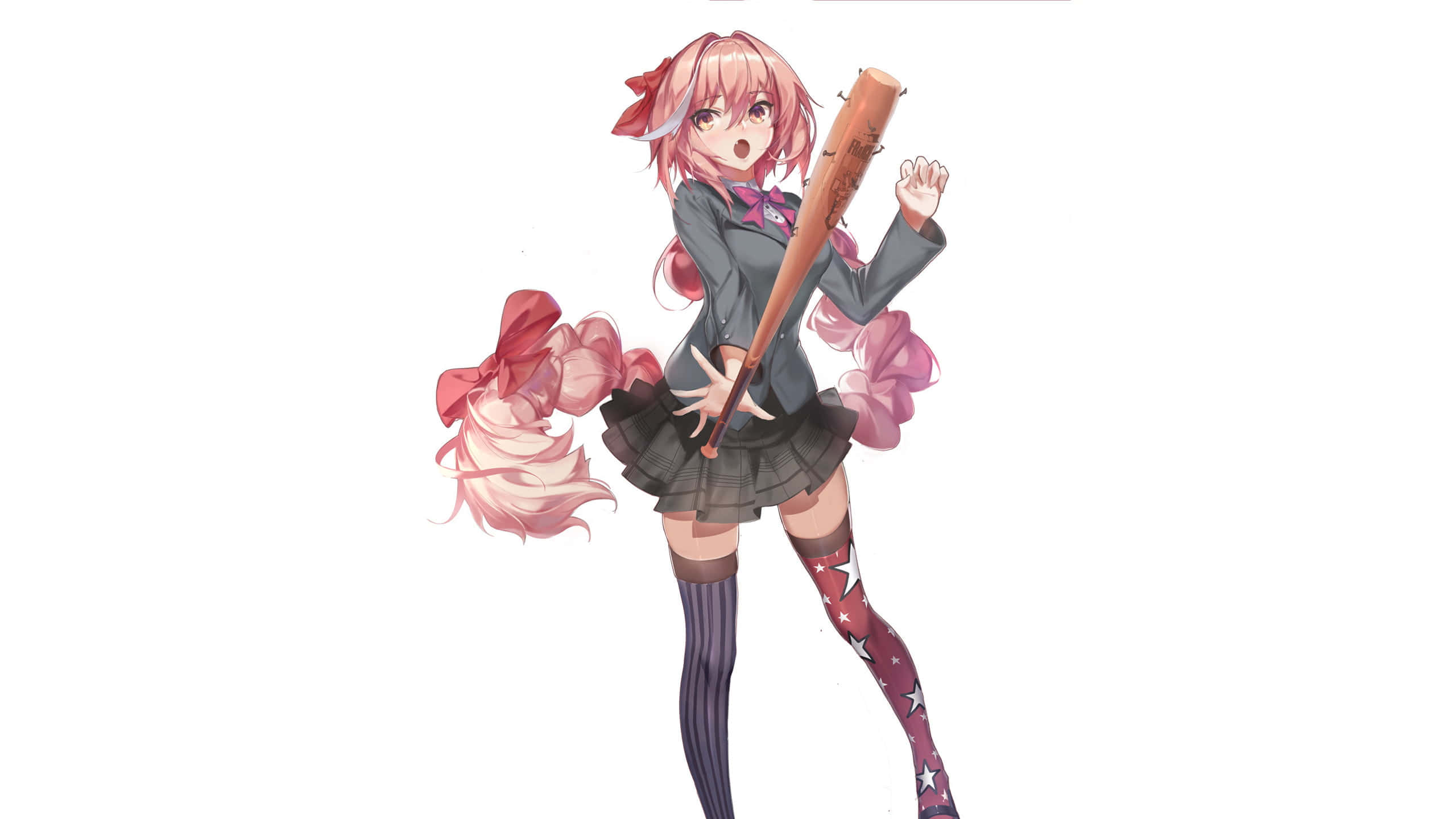 阿斯托爾福 桌布 壁紙 — 一個粉紅色頭髮的動漫女孩穿著校服，在純白色背景前揮舞著棒球棍，表情驚訝。