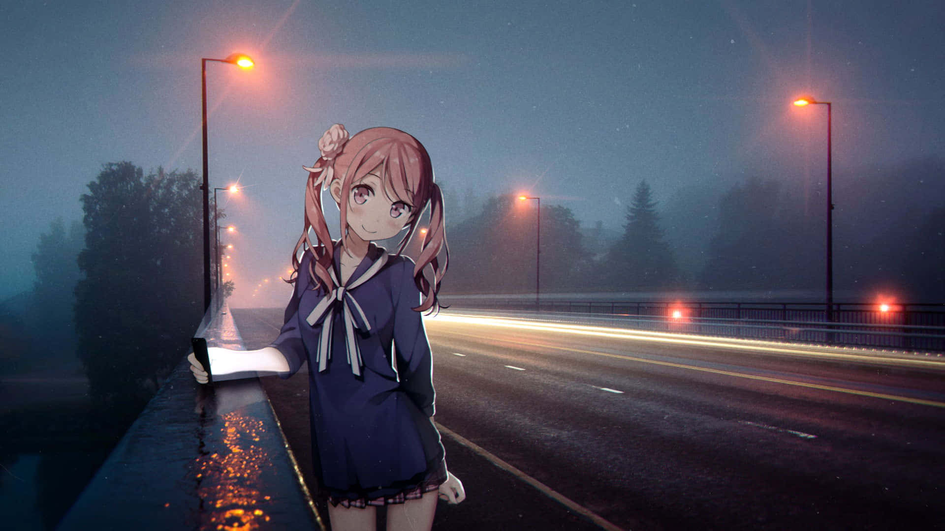 唯美動漫筆電 桌布 壁紙 — 一個粉紅色頭髮的動漫女孩穿著校服，在夜晚站在濕漉漉的路邊，在發光的街燈下，有經過汽車的動態模糊。