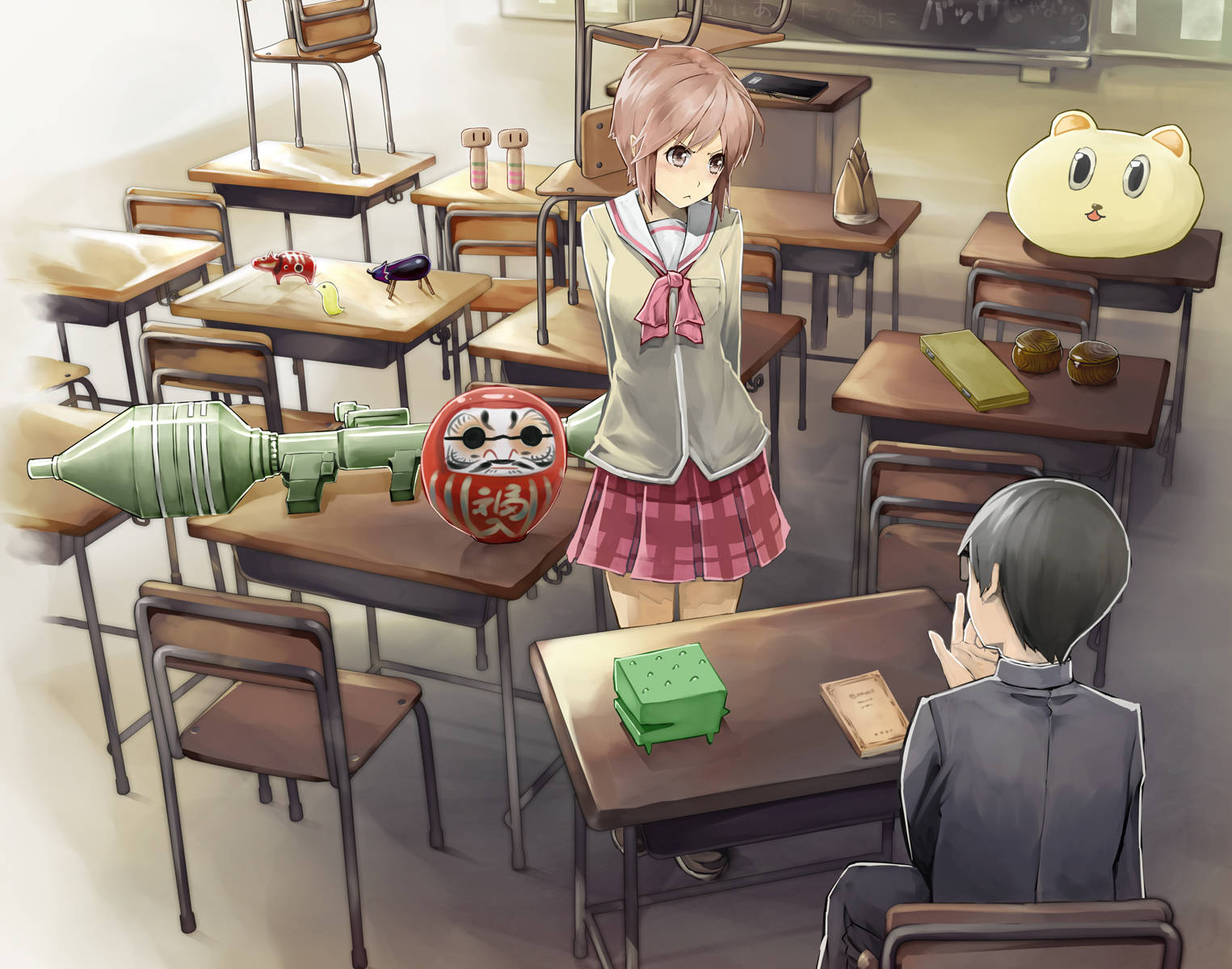 Anime Desktop 桌布 壁紙 — 一個粉紅色頭髮的動漫女孩穿著校服，站在空無一人的教室裡，拿著一個達摩娃娃，而一個男孩坐在書桌前。