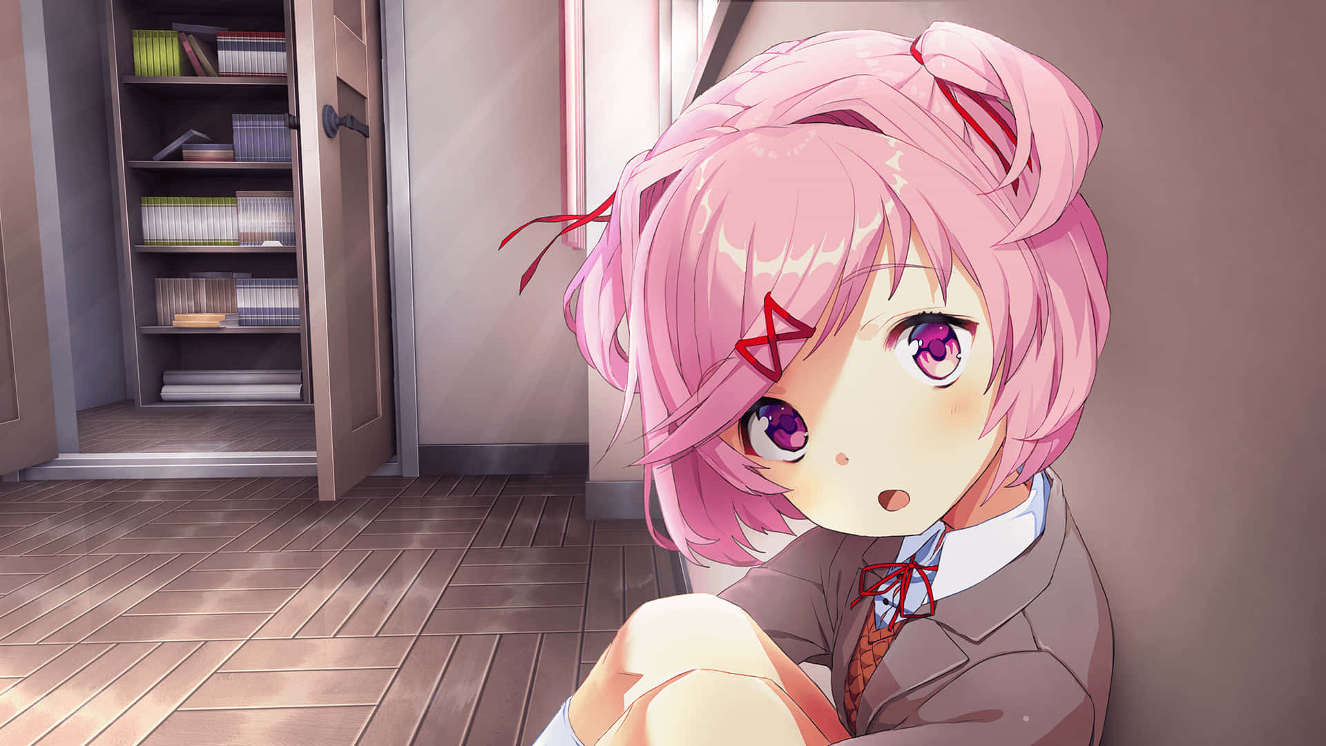 Doki Doki 桌布 壁紙 — 一個粉紅色頭髮的動漫女孩穿著校服，坐在木地板上，靠近一扇敞開的門，陽光照射進來。