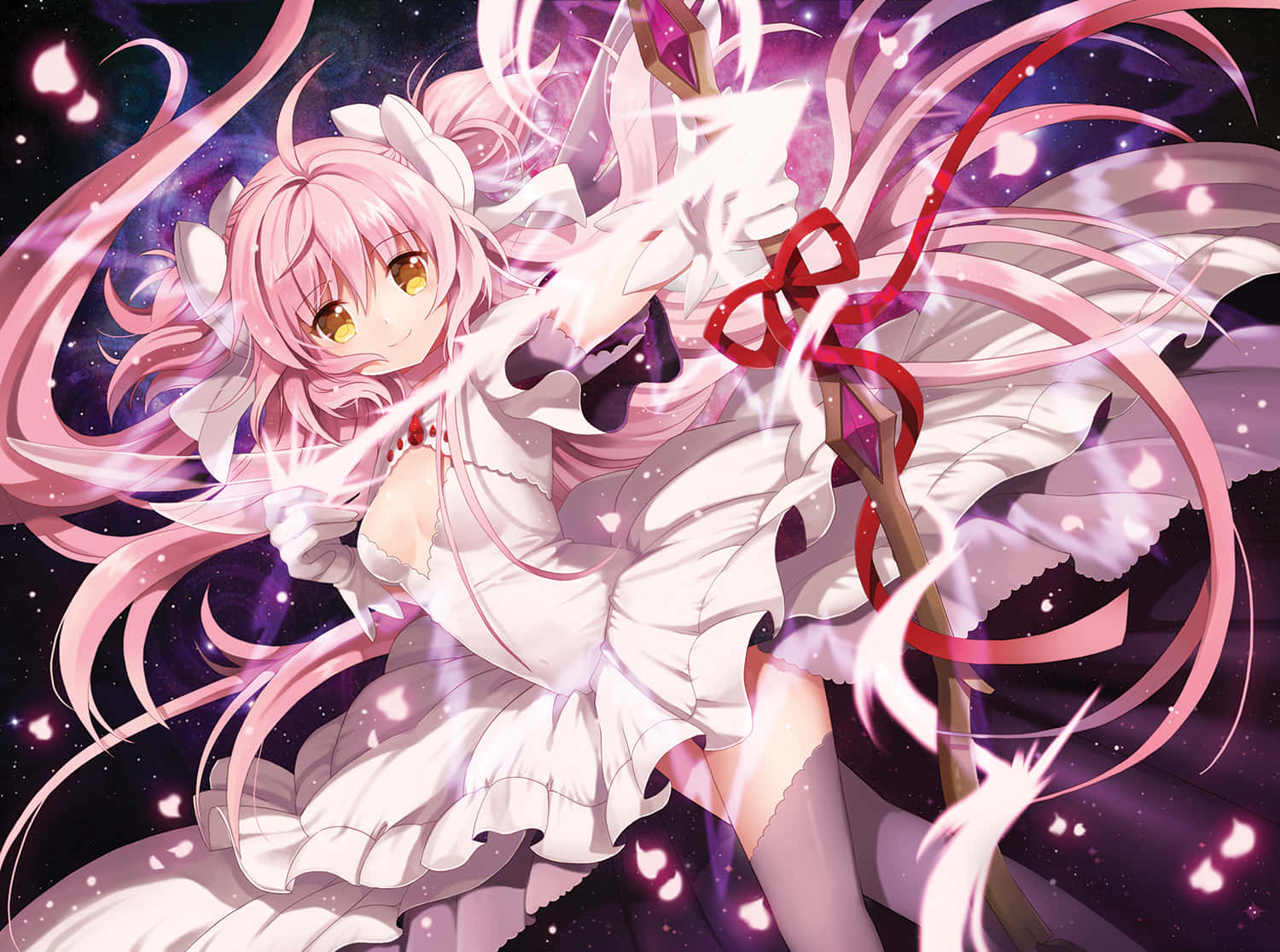 魔法少女小圓 桌布 壁紙 — 一個粉紅色頭髮的動漫女孩穿著白色連衣裙，在星光燦爛的紫色宇宙背景下揮舞著發光的法杖。