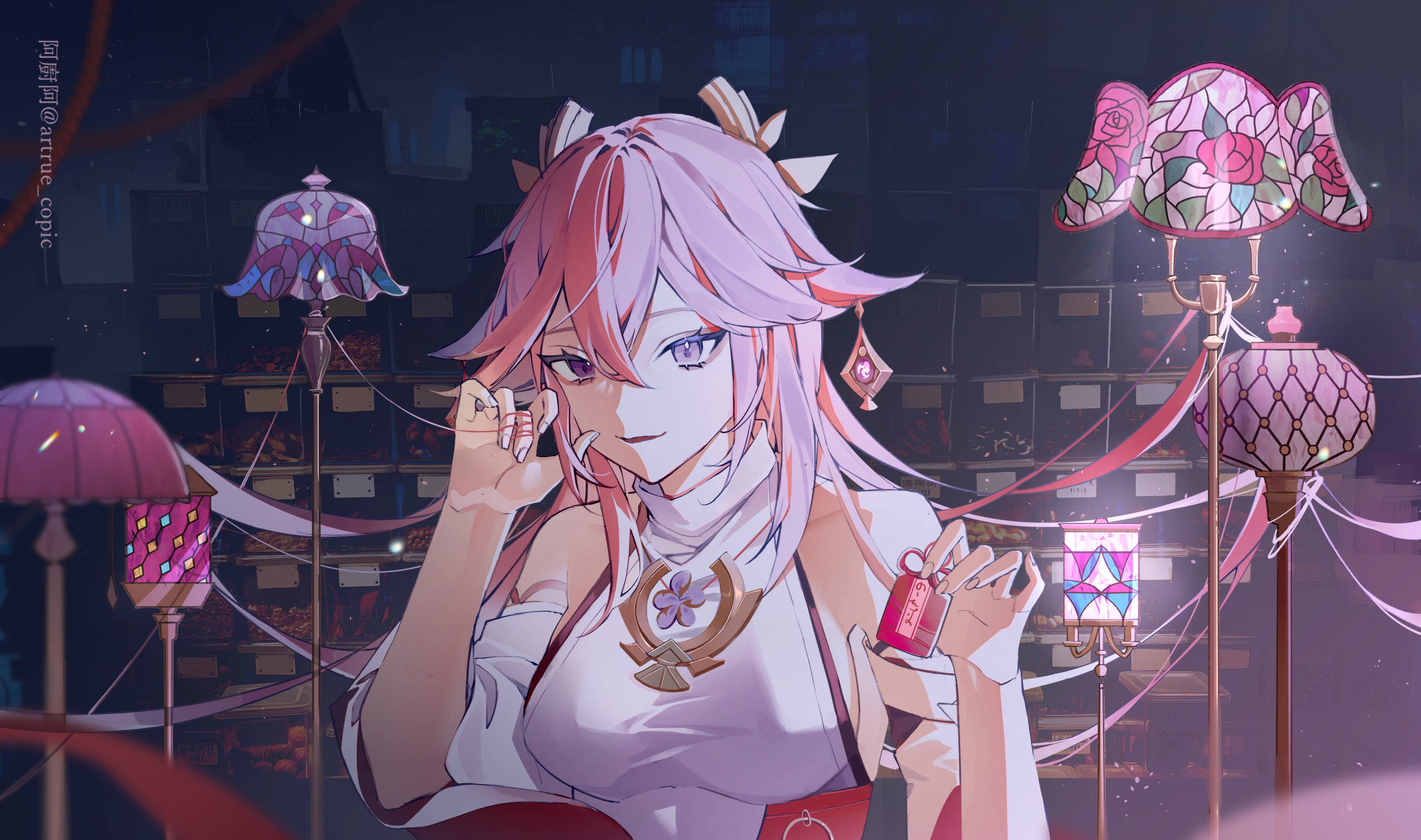 Miko 桌布 壁紙 — 一個粉紅色頭髮的動漫女孩穿著白色衣服，在夜晚發光的彩色玻璃燈籠中微笑著拿著一個紅色標籤。