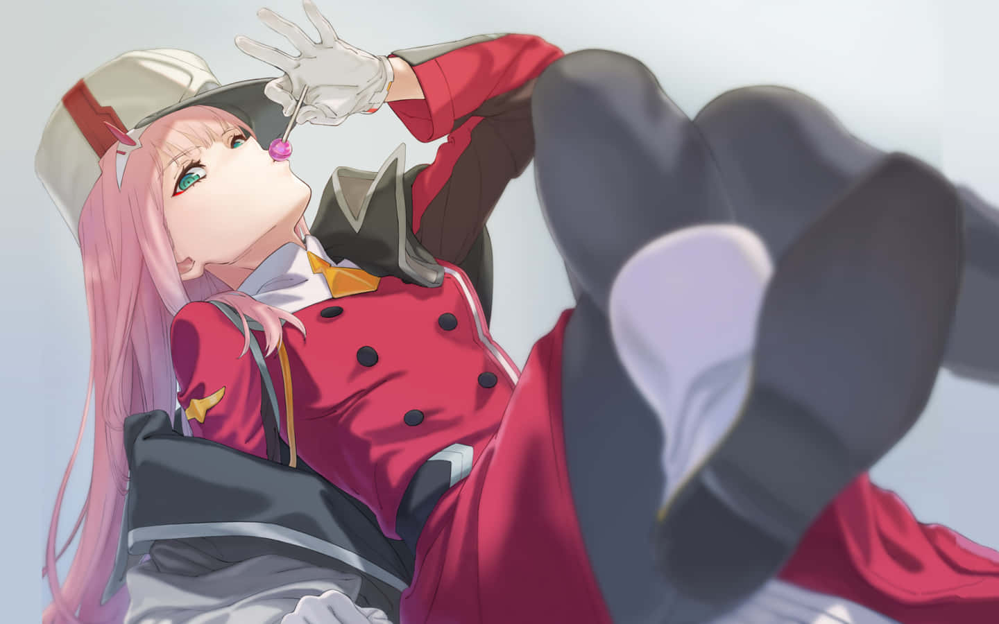 DARLING in the FRANXX 桌布 壁紙 — 一個粉紅色頭髮的動漫女孩穿著紅色制服，向後躺著，拿著棒棒糖，表情俏皮。