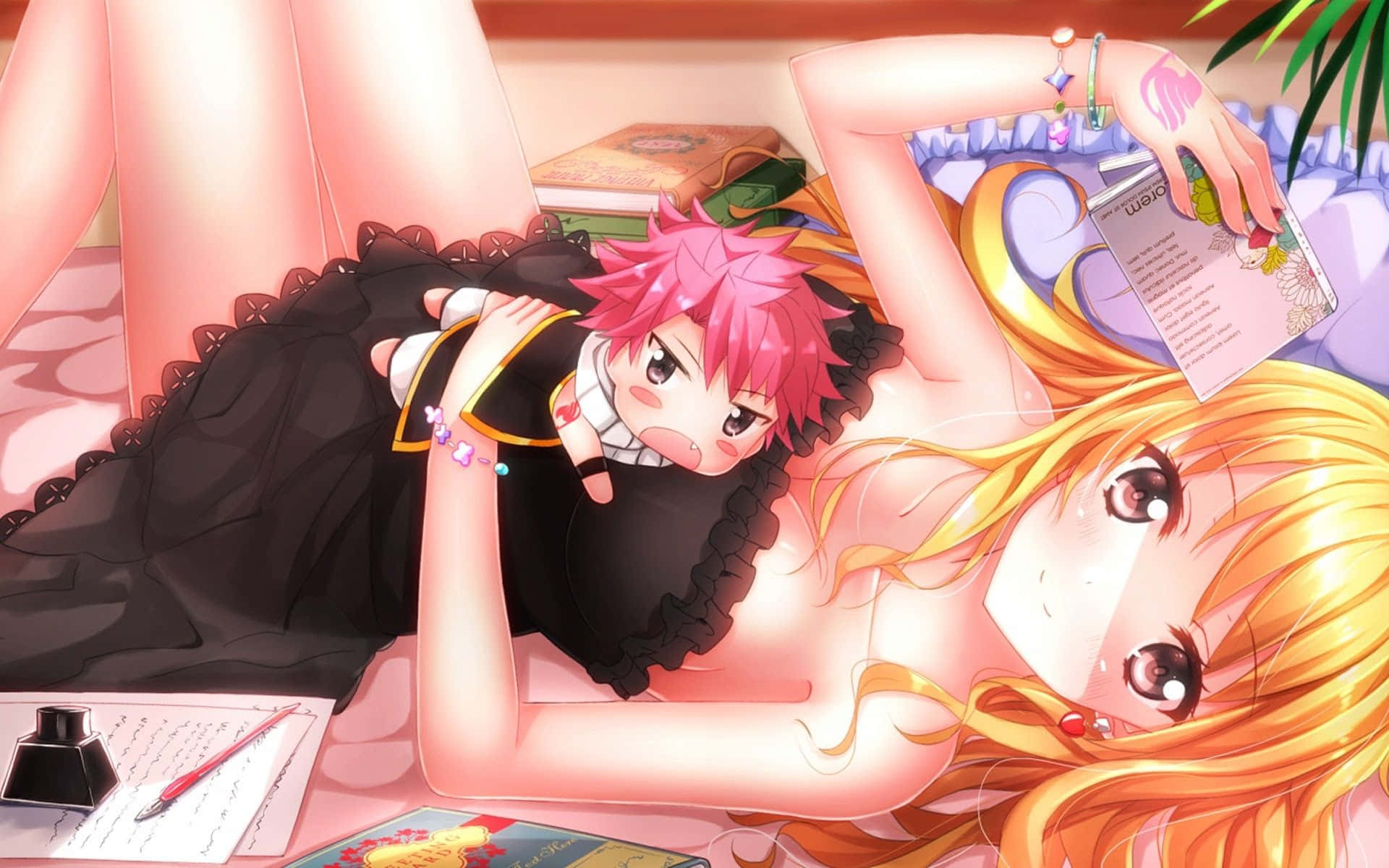 lucy heartfilia 桌布 壁紙 — 一個粉紅色頭髮的動漫女孩穿著黑色連衣裙，緊緊抓住一個躺在床上的金髮女孩，周圍堆滿了書籍和文具。