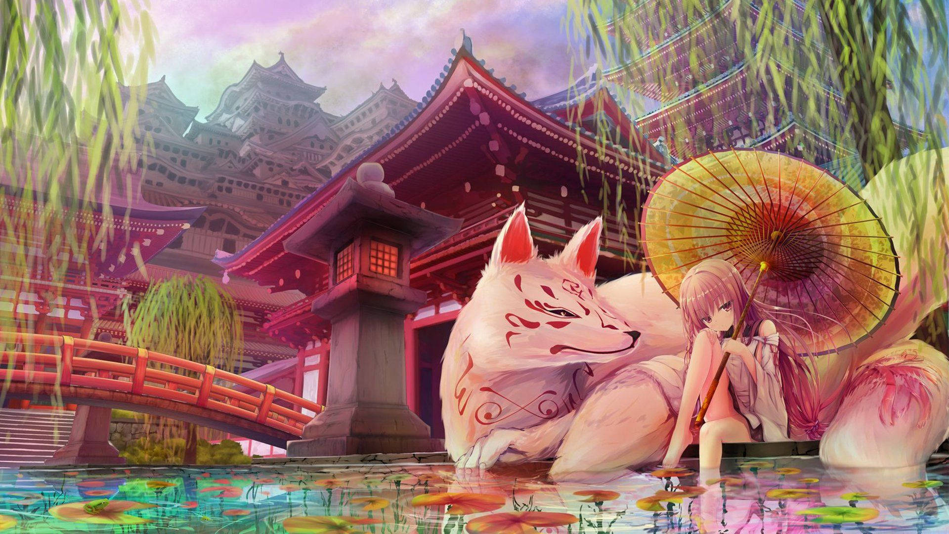 狐狸 桌布 壁紙 — 一個粉紅色頭髮的女孩拿著雨傘，坐在一個被傳統日本建築和垂柳環繞的池塘邊，旁邊有一隻巨大的狐狸精靈。