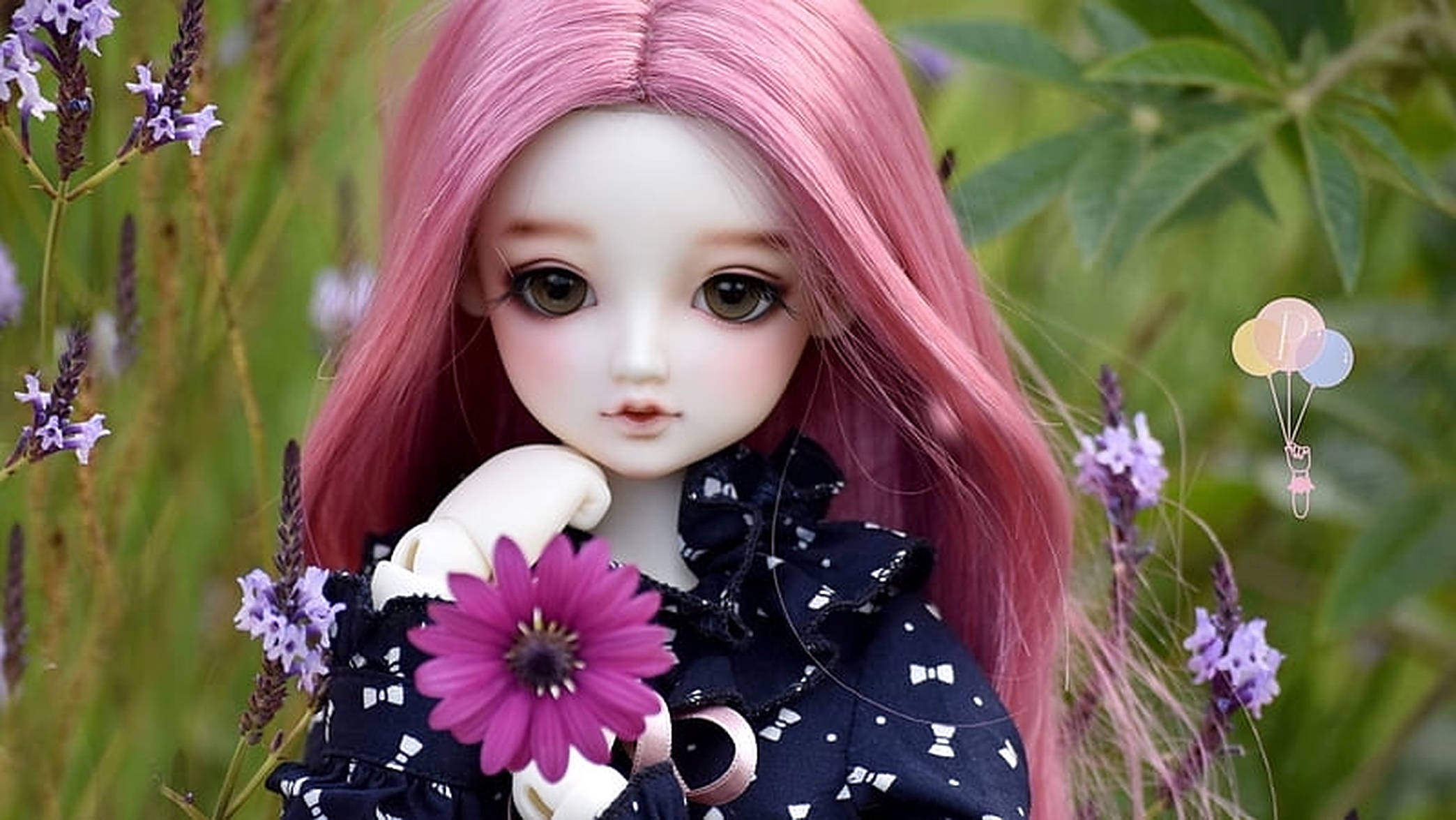 Doll 桌布 壁紙 — 一個粉紅色頭髮的娃娃在薰衣草花和綠色葉子中拿著一朵紫色的花。