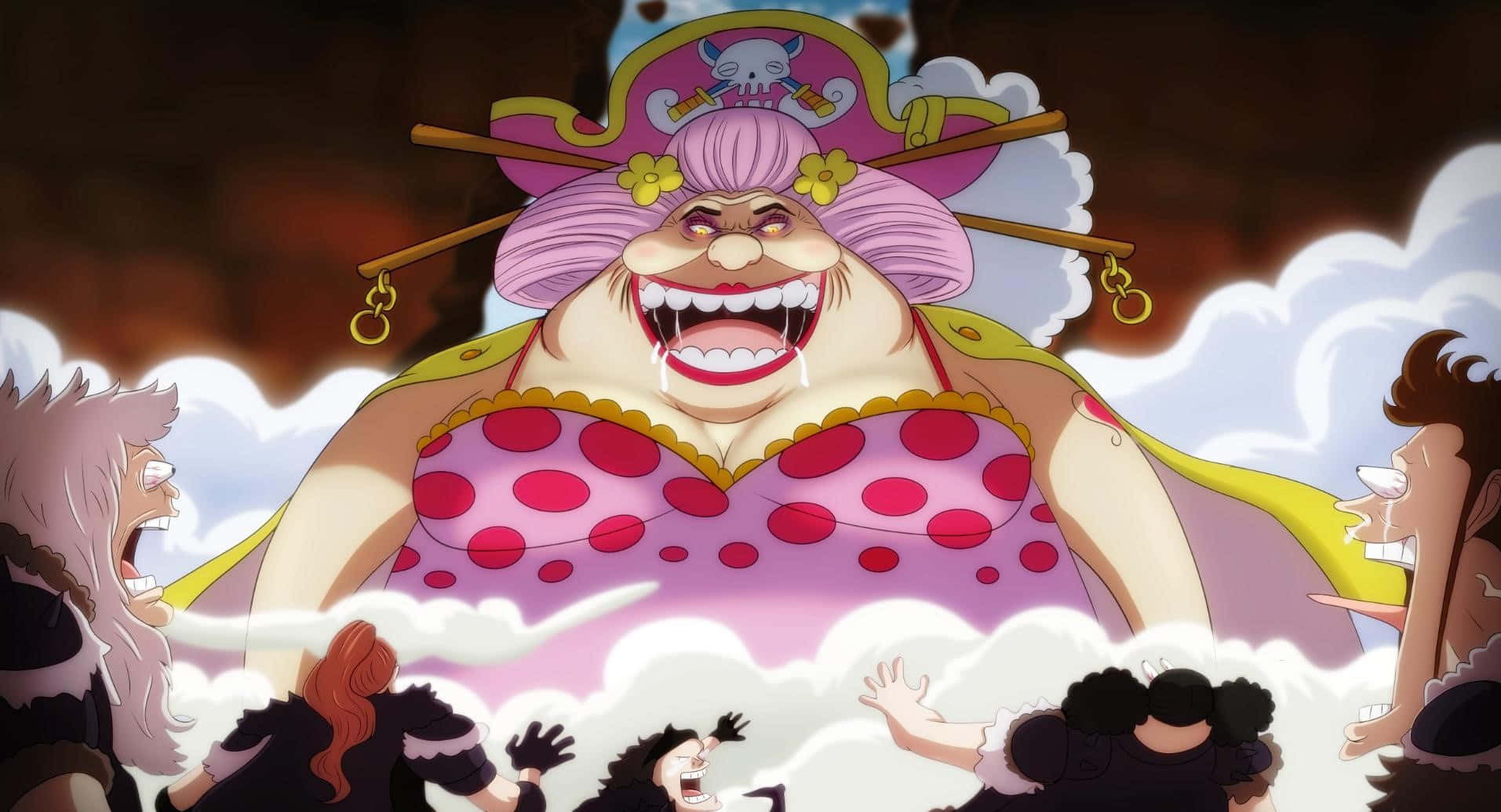 Big Mom 桌布 壁紙 — 一個粉紅色頭髮的巨型動漫女人穿著波點裙，在較小的角色驚恐地穿過雲層逃跑時，威脅地大笑。
