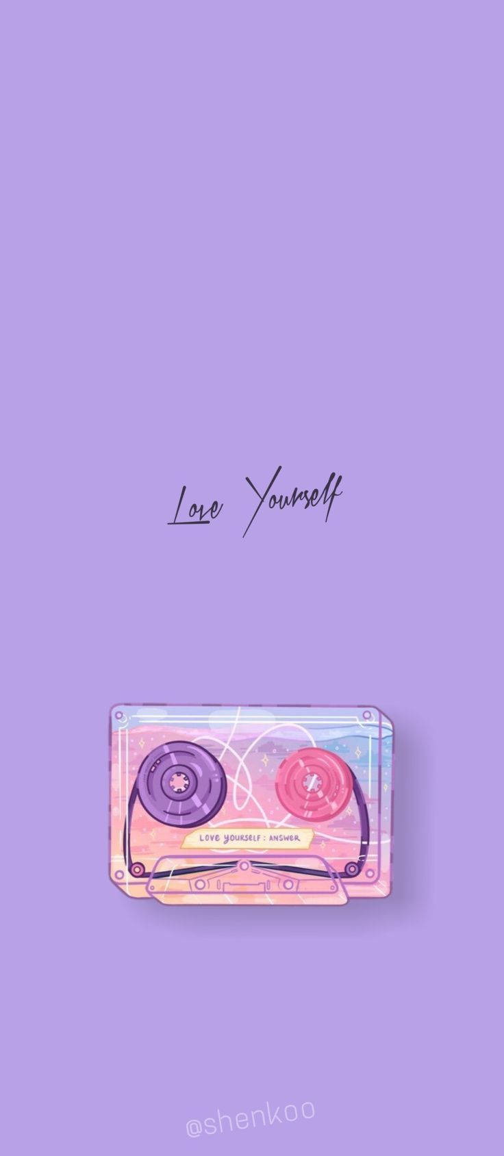BTS 美學 桌布 壁紙 — 一個粉紫色的卡式錄音帶，上面有 'Love Yourself' 字樣，漂浮在柔和的薰衣草背景上。