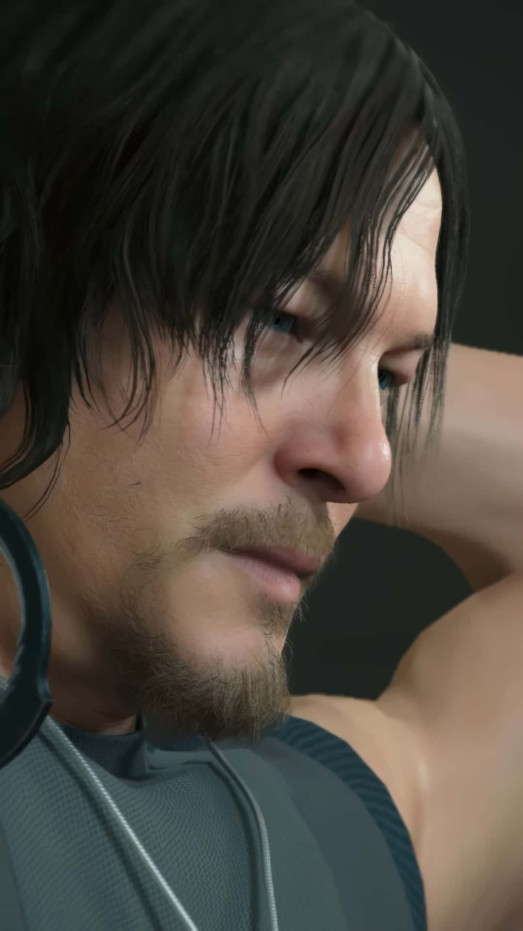Death Stranding Mobile 桌布 壁紙 — 一個粗獷男人的特寫，他有濕透的深色頭髮和鬍渣，在昏暗的環境中專注地向前看。
