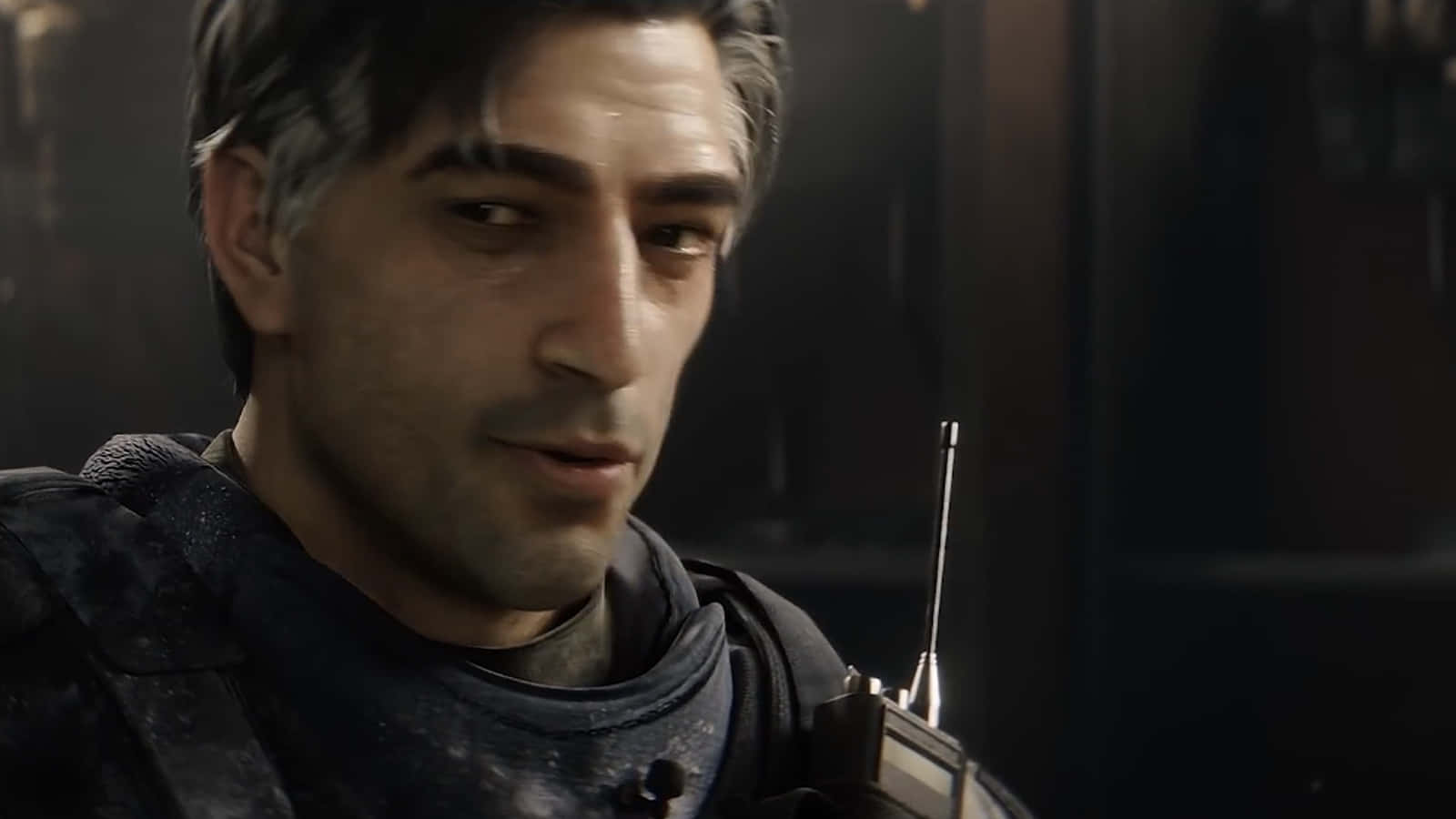 Rainbow Six Siege Doc 桌布 壁紙 — 一個粗獷男人的特寫，他有灰白相間的頭髮，在昏暗的房間裡拿著一台收音機。