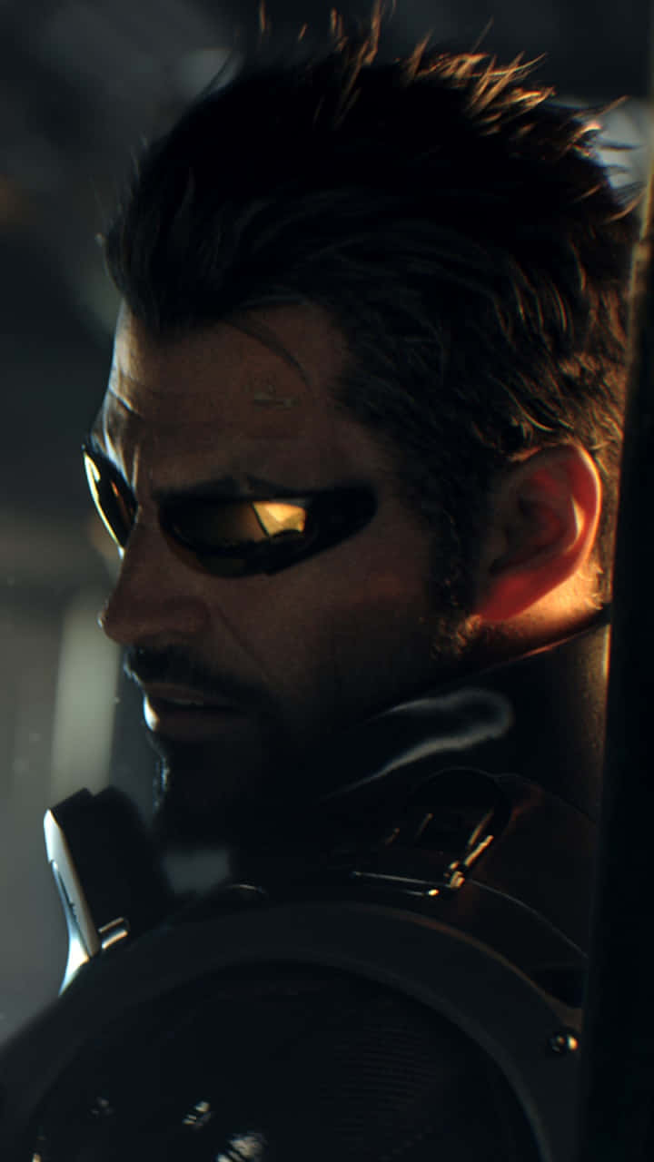 Android Deus Ex Mankind Divided 桌布 壁紙 — 一個粗獷男人的特寫，深色頭髮，義眼在昏暗光線中溫暖地發光。