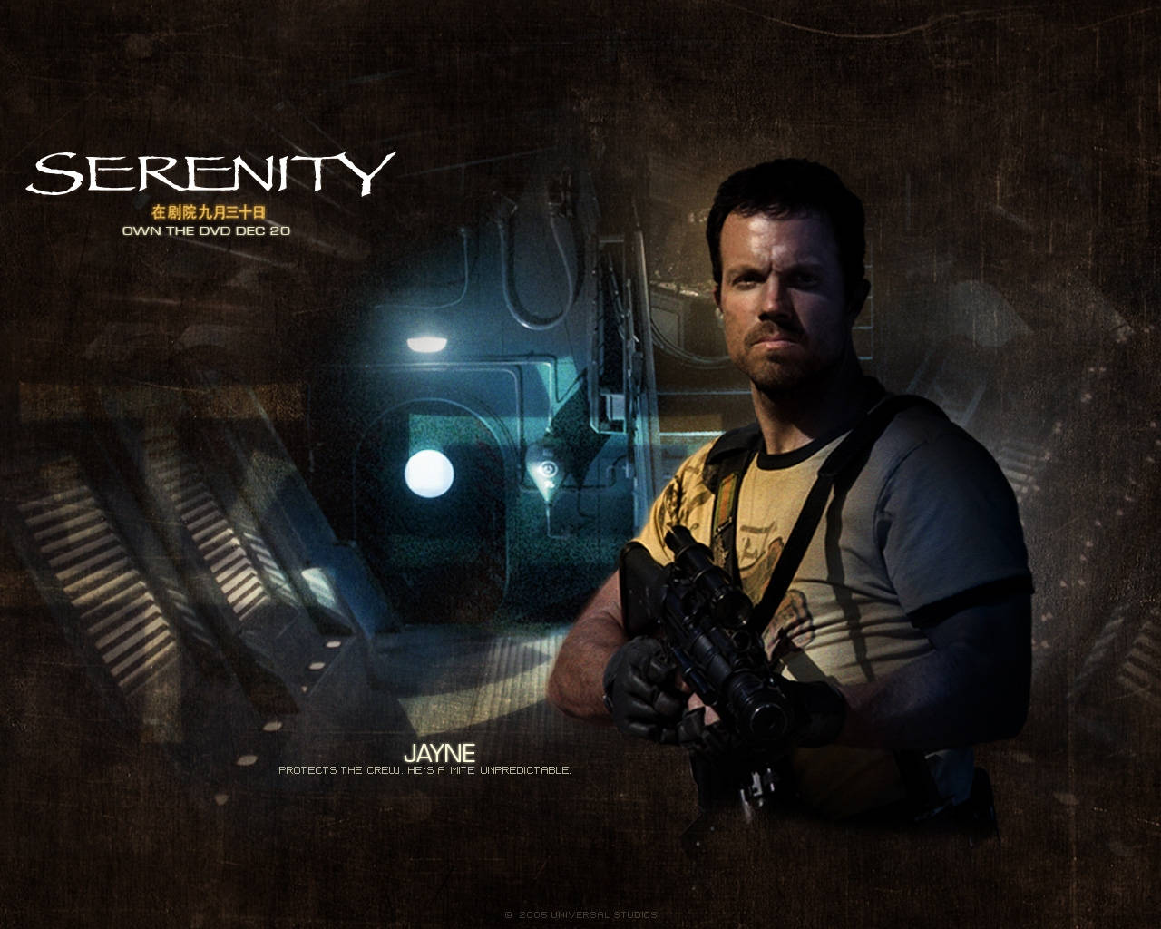 adam baldwin 桌布 壁紙 — 一個粗獷留鬍鬚的男人在昏暗的太空船走廊中手持步槍，走廊有發光的藍色燈光和金屬牆壁。