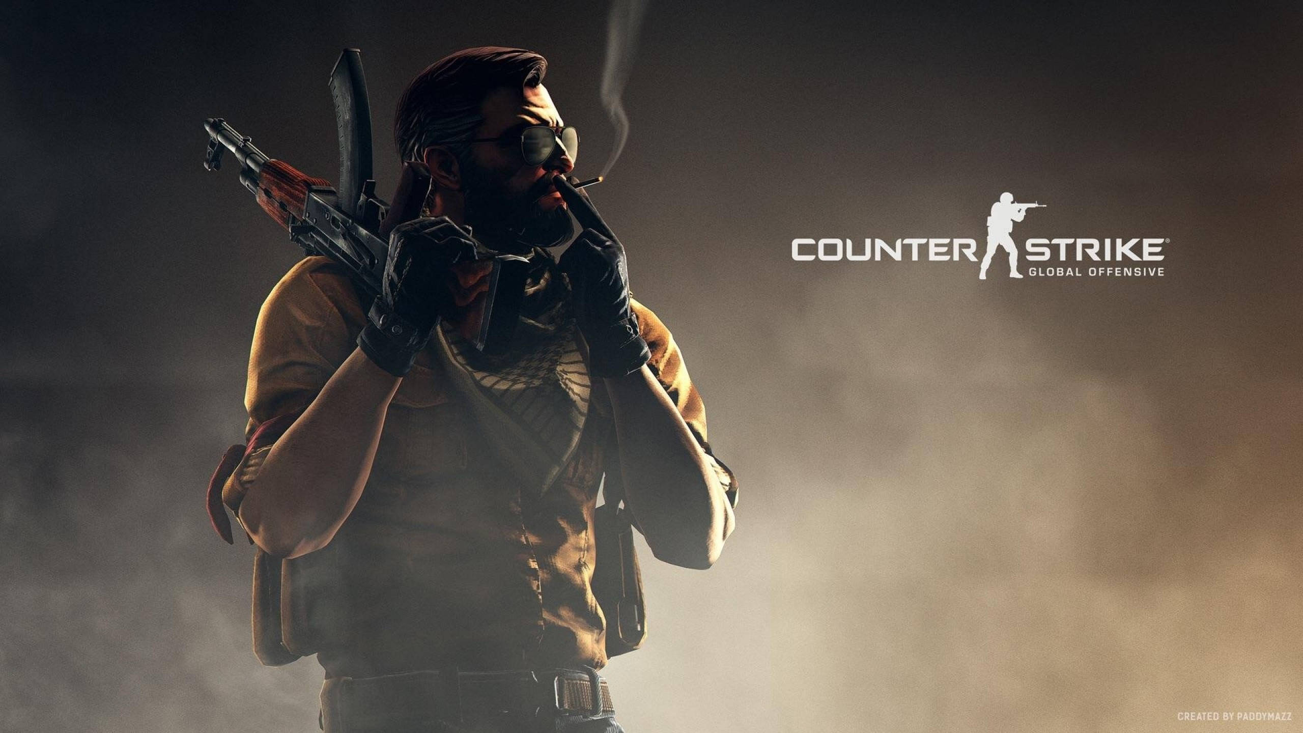 Csgo 桌布 壁紙 — 一個粗獷的 Counter-Strike 士兵，手持步槍和香菸，在煙霧瀰漫的陰霾中吸菸，燈光效果戲劇化。