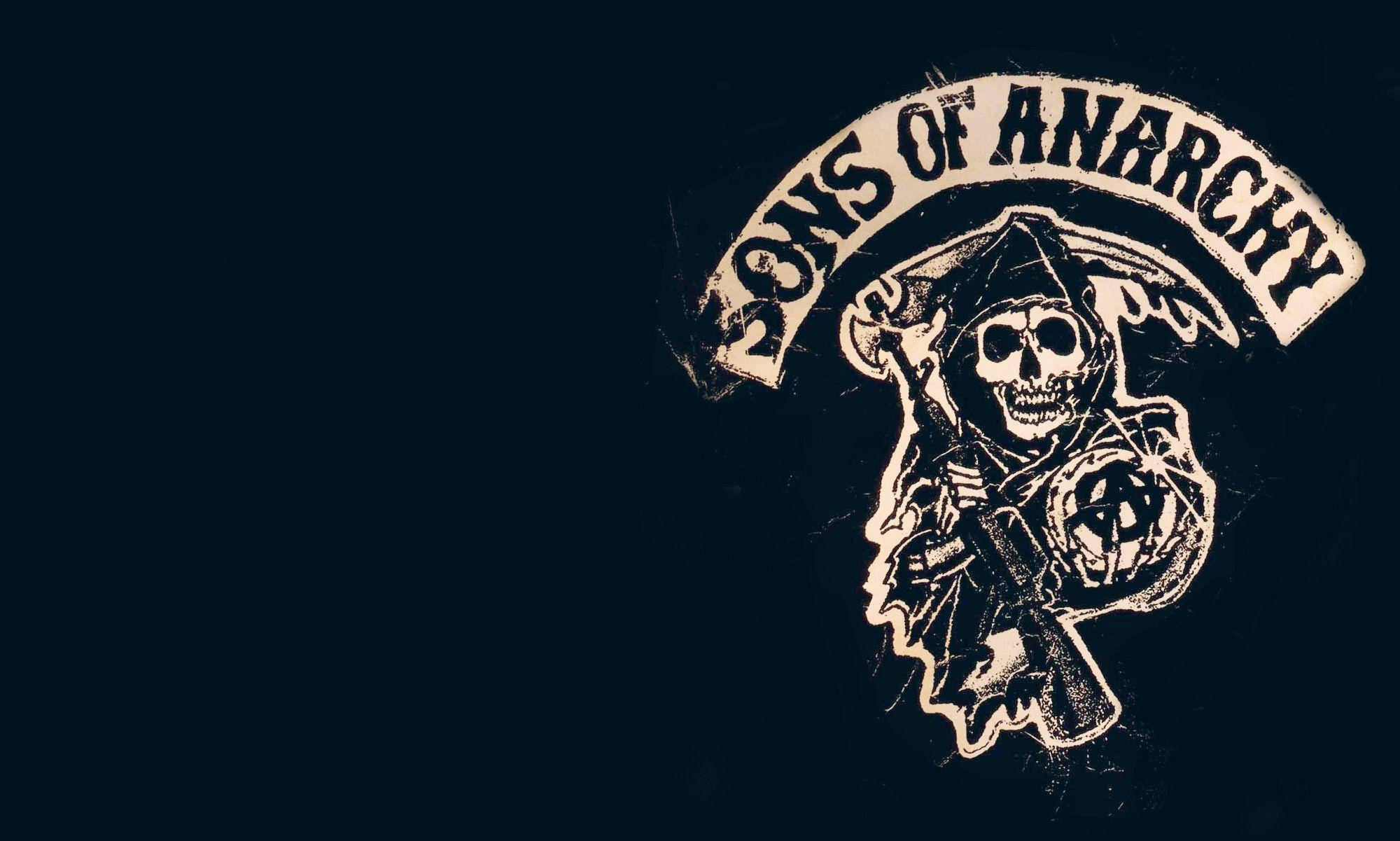 Sons Of Anarchy 桌布 壁紙 — 一個粗獷的 Sons of Anarchy 徽章，上面有骷髏頭、斧頭和五角星，背景是深海軍藍色。