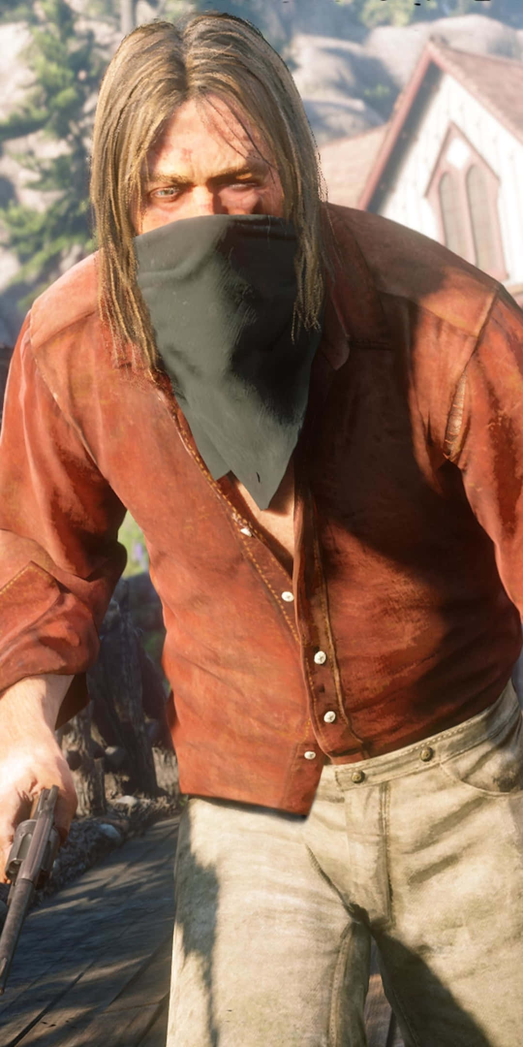 Red Dead Redemtion 2 桌布 壁紙 — 一個粗獷的亡命之徒，黑色頭巾遮住嘴巴，在陽光明媚的西部小鎮上手持左輪手槍，眼神銳利。