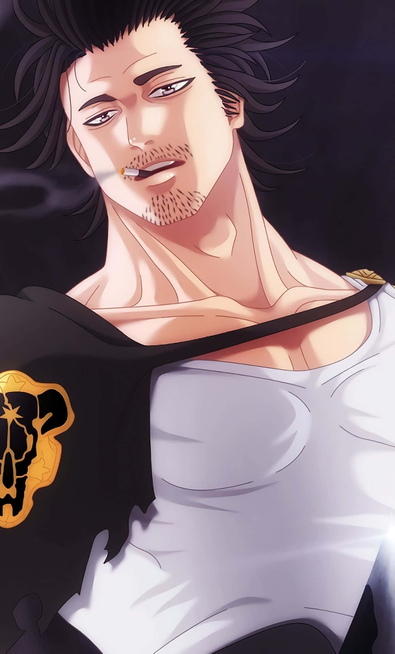 Black Clover Anime 桌布 壁紙 — 一個粗獷的動漫男人，黑髮帶鬍渣，穿著白色背心和帶有金色骷髏標誌的黑色外套，正在抽煙。