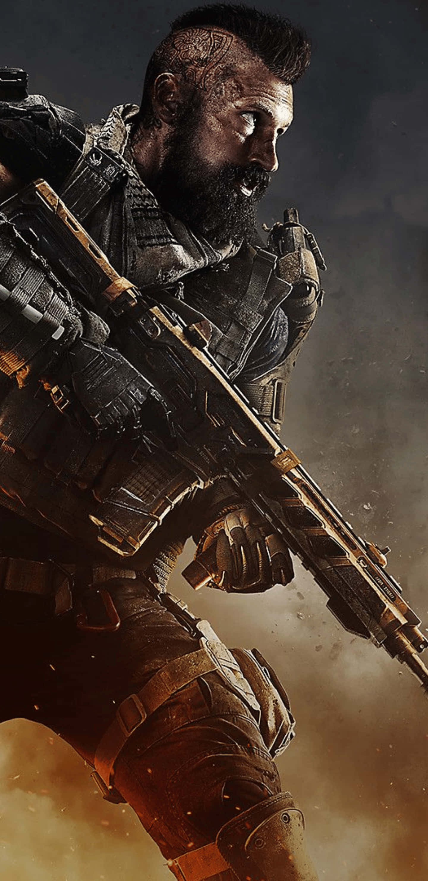 Pixel 3xl Call Of Duty Black Ops 4 桌布 壁紙 — 一個粗獷的士兵，留著鬍鬚，臉上刺青，在溫暖的夕陽下，在塵土飛揚的戰場上緊握步槍。