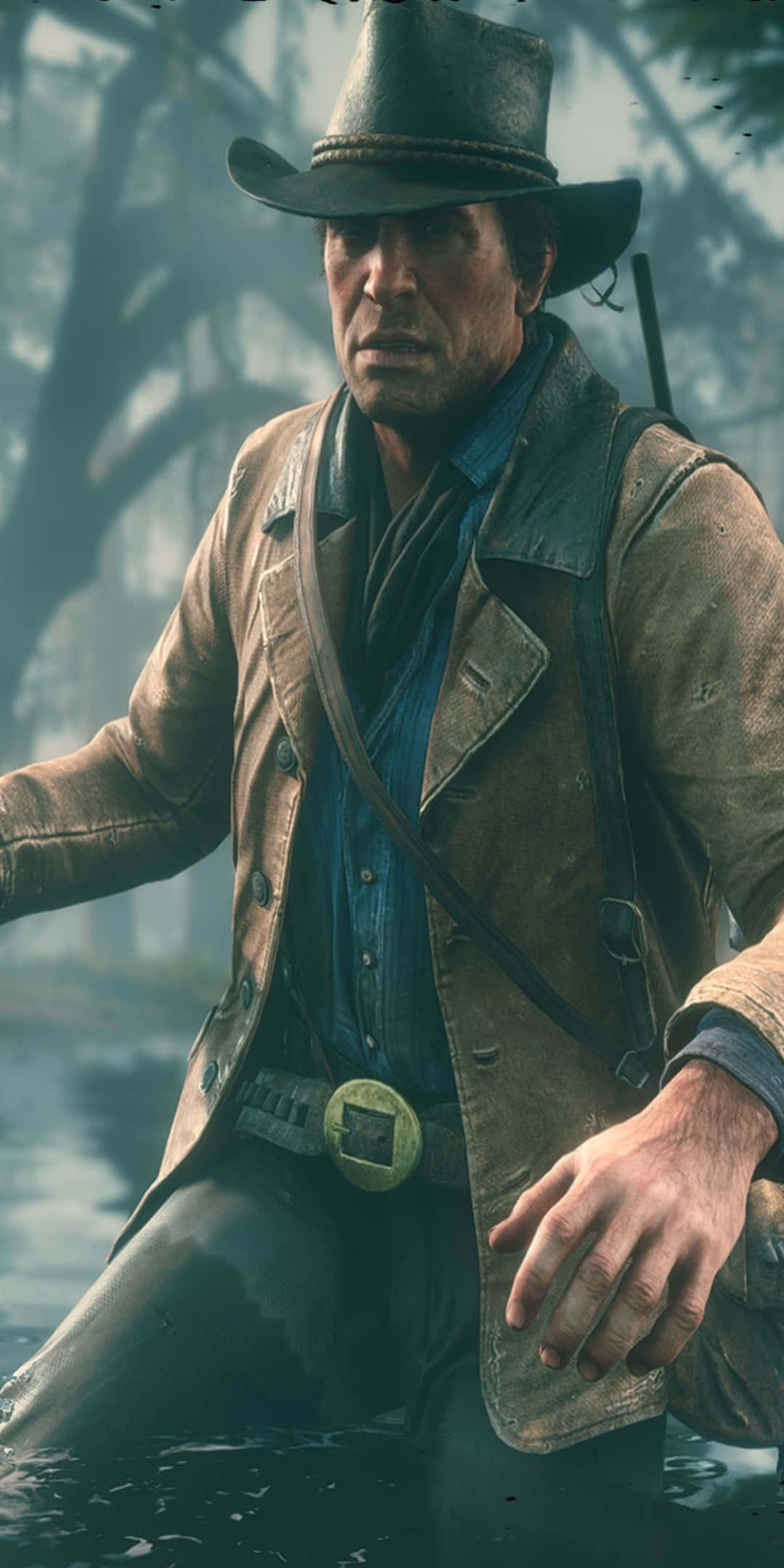 Red Dead Redemtion 2 桌布 壁紙 — 一個粗獷的牛仔，戴著破舊的帽子和穿著破舊的外套，在身後有霧氣籠罩的樹木的背景下，涉水穿過渾濁的沼澤水。