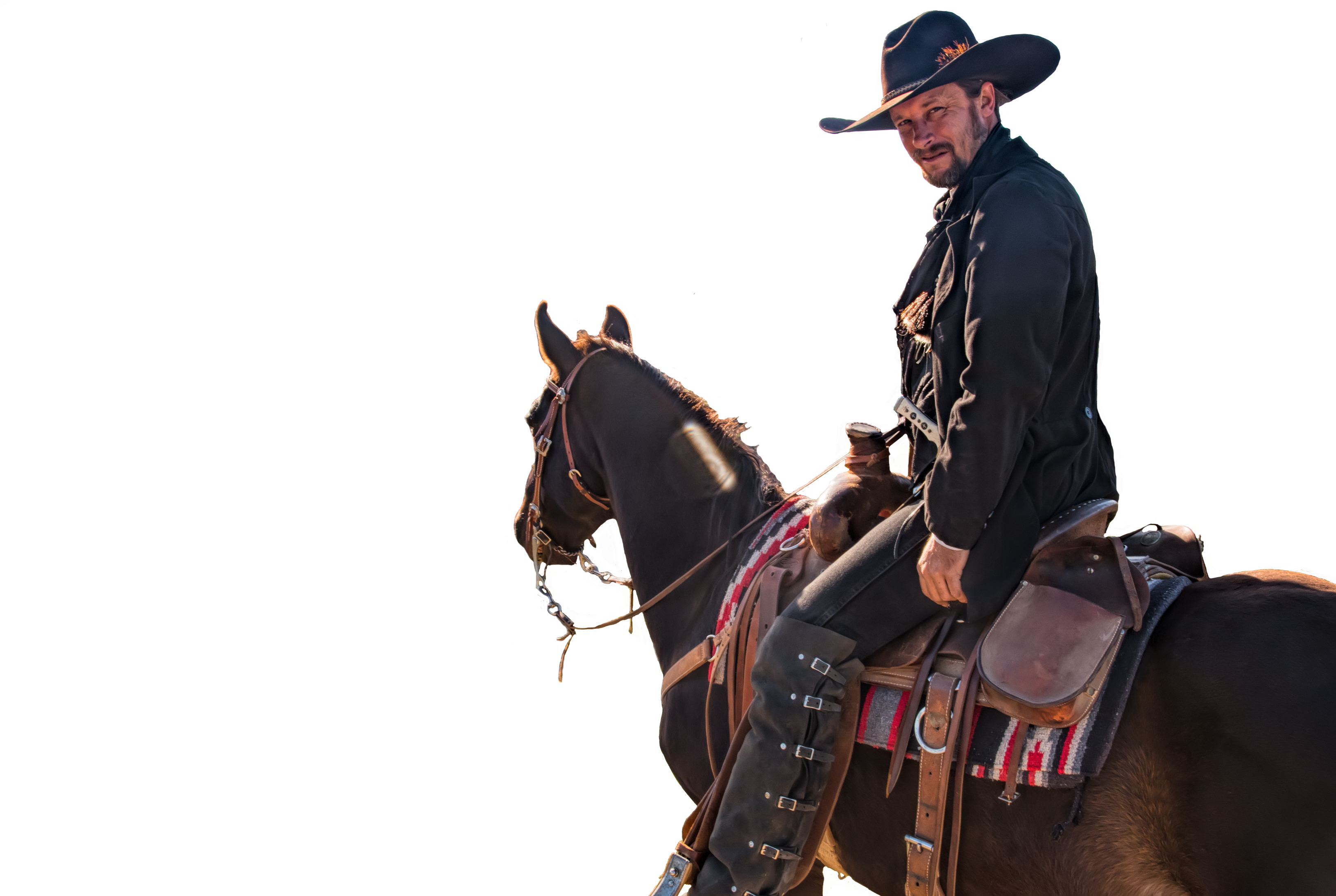 Horse Riding 桌布 壁紙 — 一個粗獷的牛仔，戴著黑色帽子和穿著黑色外套，騎著一匹黑馬，在黑色背景和戲劇性燈光下。