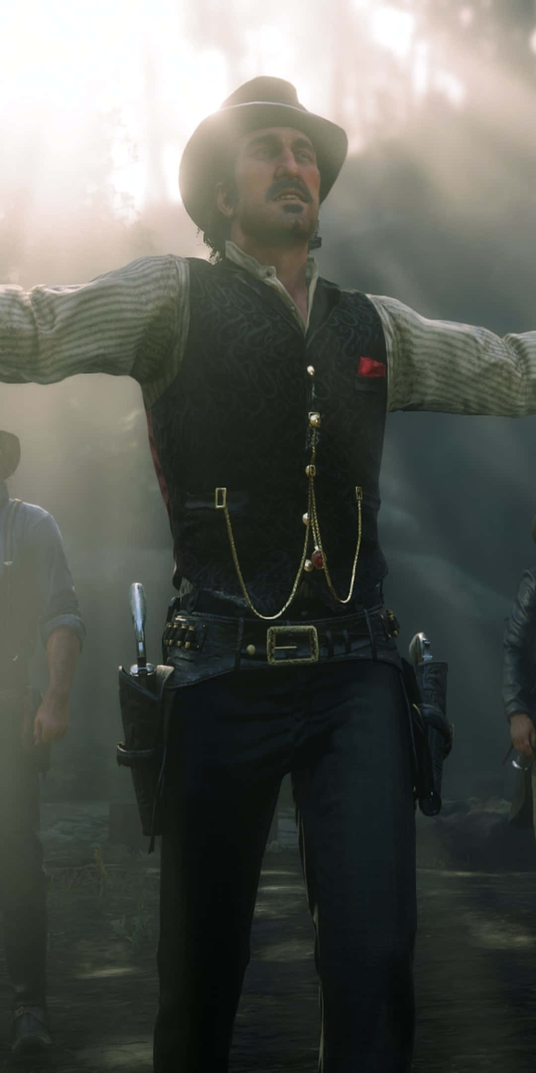 Red Dead Redemtion 2 桌布 壁紙 — 一個粗獷的牛仔在塵土飛揚的森林中張開雙臂站立，金色光線穿過他身後霧氣瀰漫的樹木。