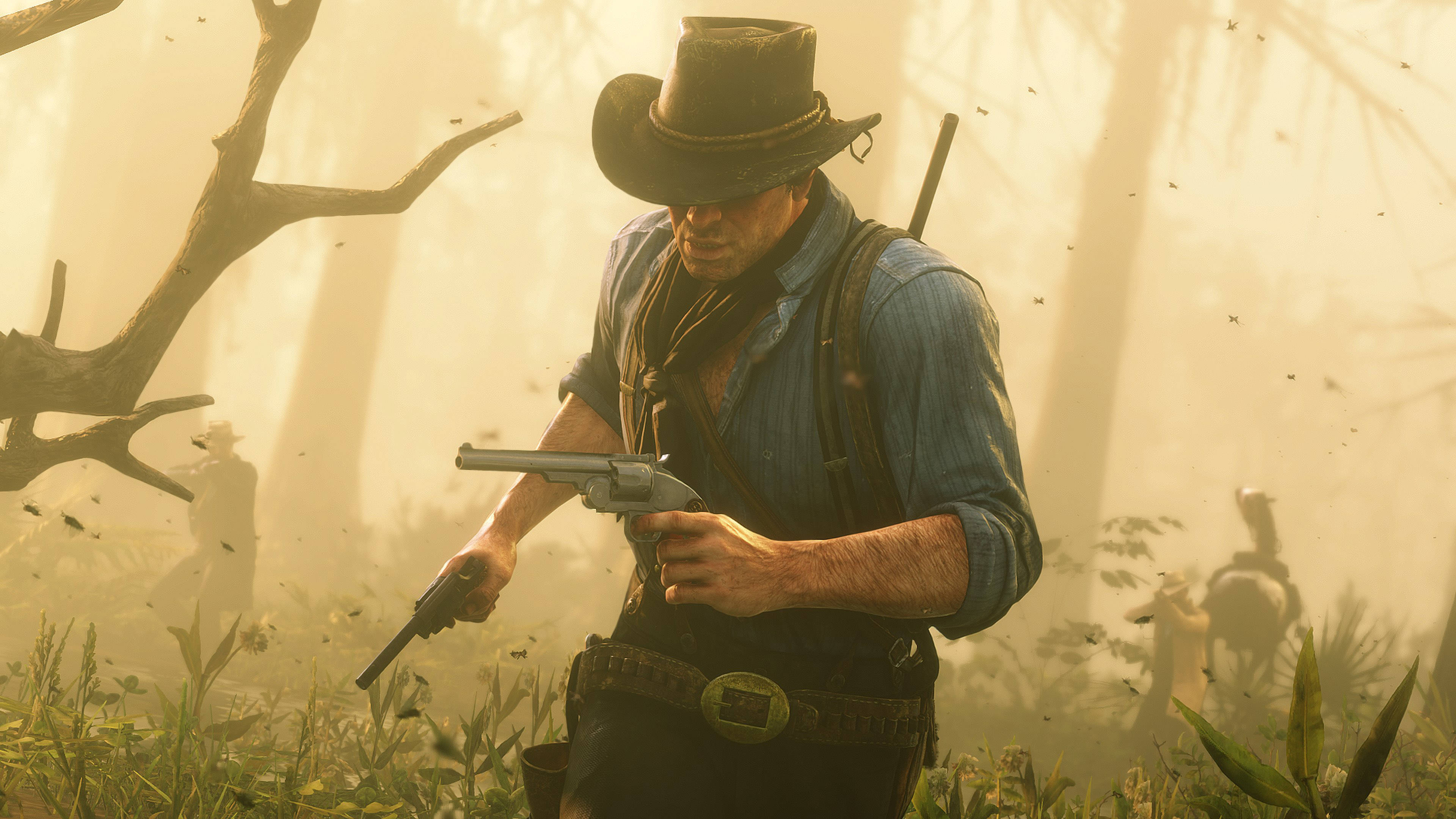Red Dead Redemtion 2 桌布 壁紙 — 一個粗獷的牛仔在塵土飛揚的森林中手持左輪手槍，周圍霧氣繚繞，背景有剪影人物。